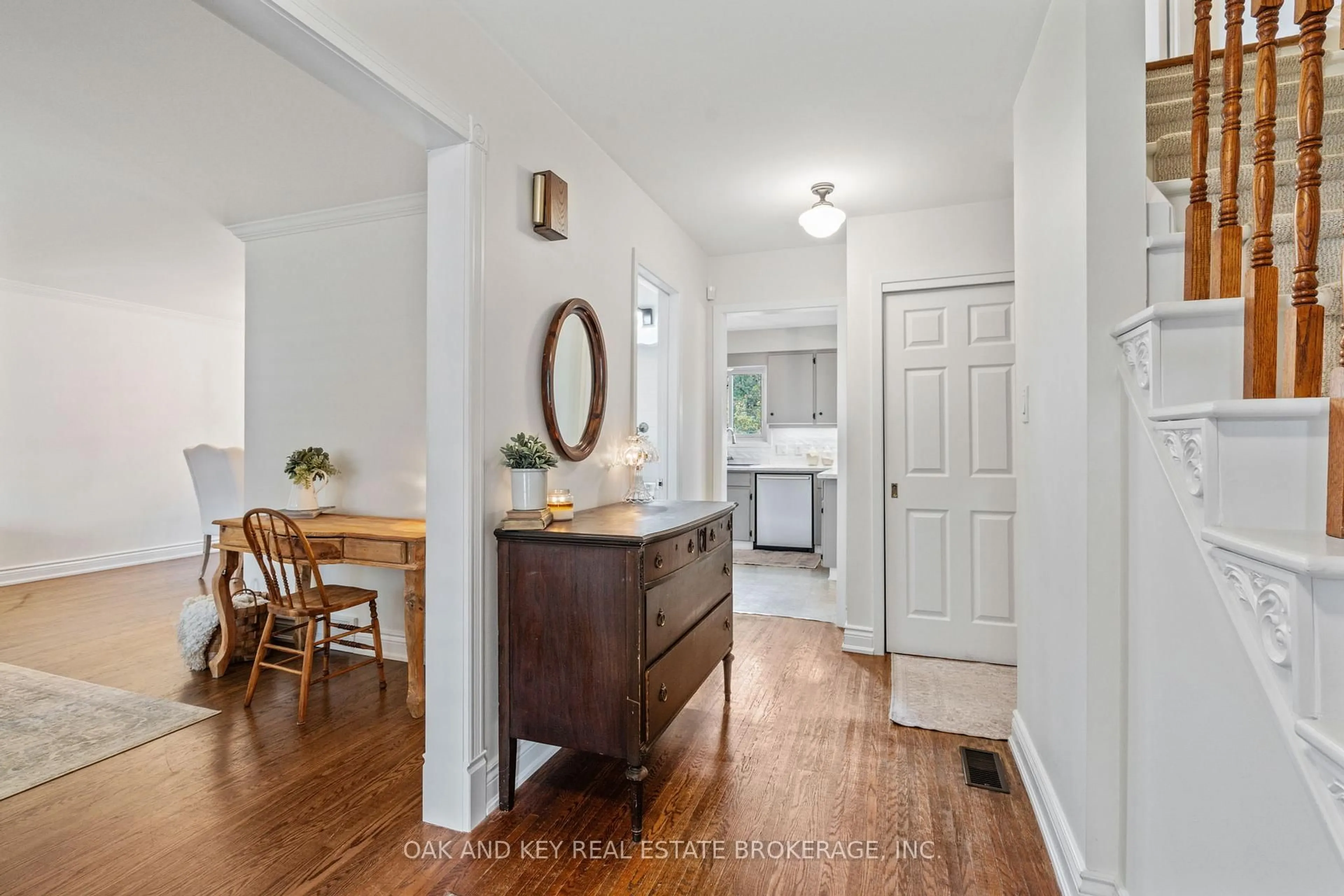 Indoor entryway for 1 FOX MILL Cres, London South Ontario N6J 2B3