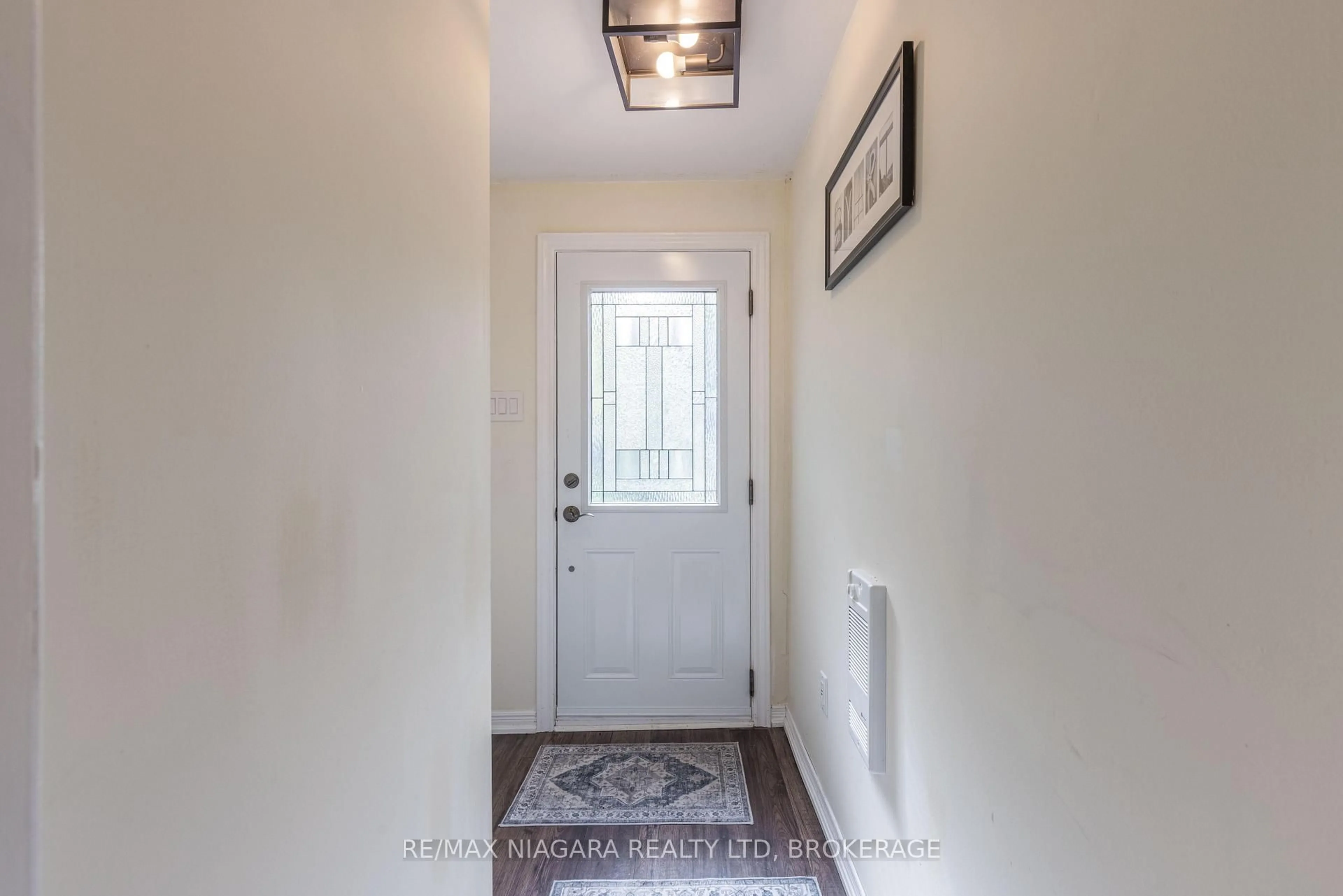 Indoor entryway for 6 Circle St, Niagara-on-the-Lake Ontario L0S 1J0