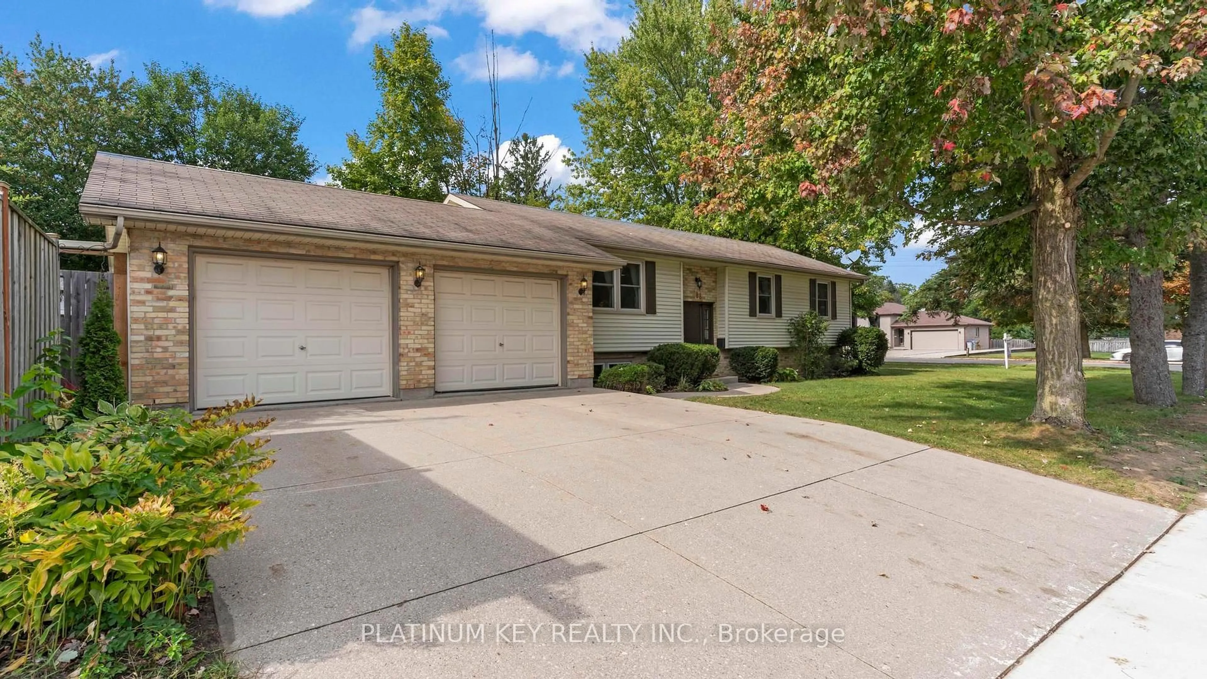 Unknown for 688 John St, Strathroy-Caradoc Ontario N0L 1W0