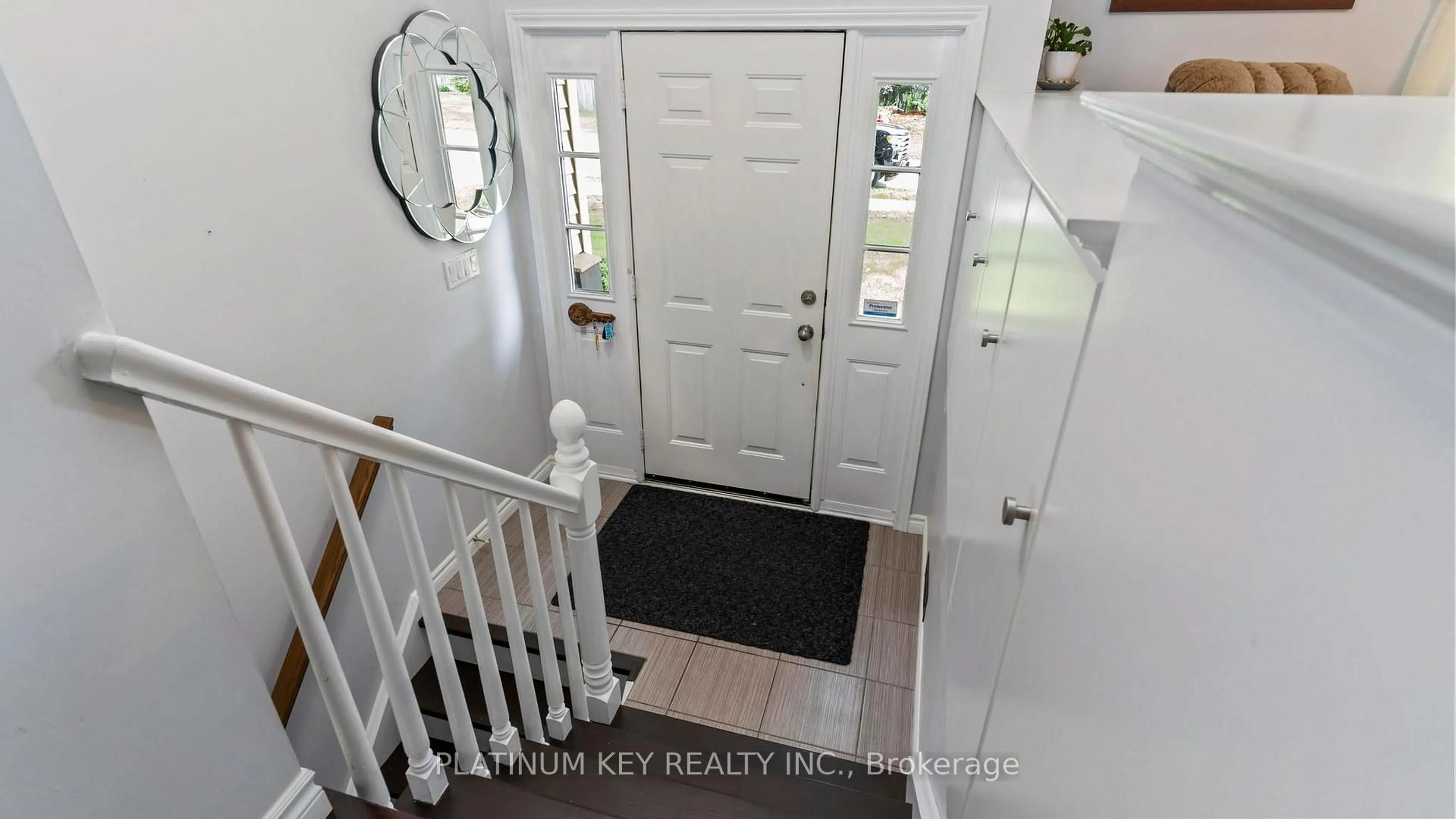 Indoor entryway for 688 John St, Strathroy-Caradoc Ontario N0L 1W0