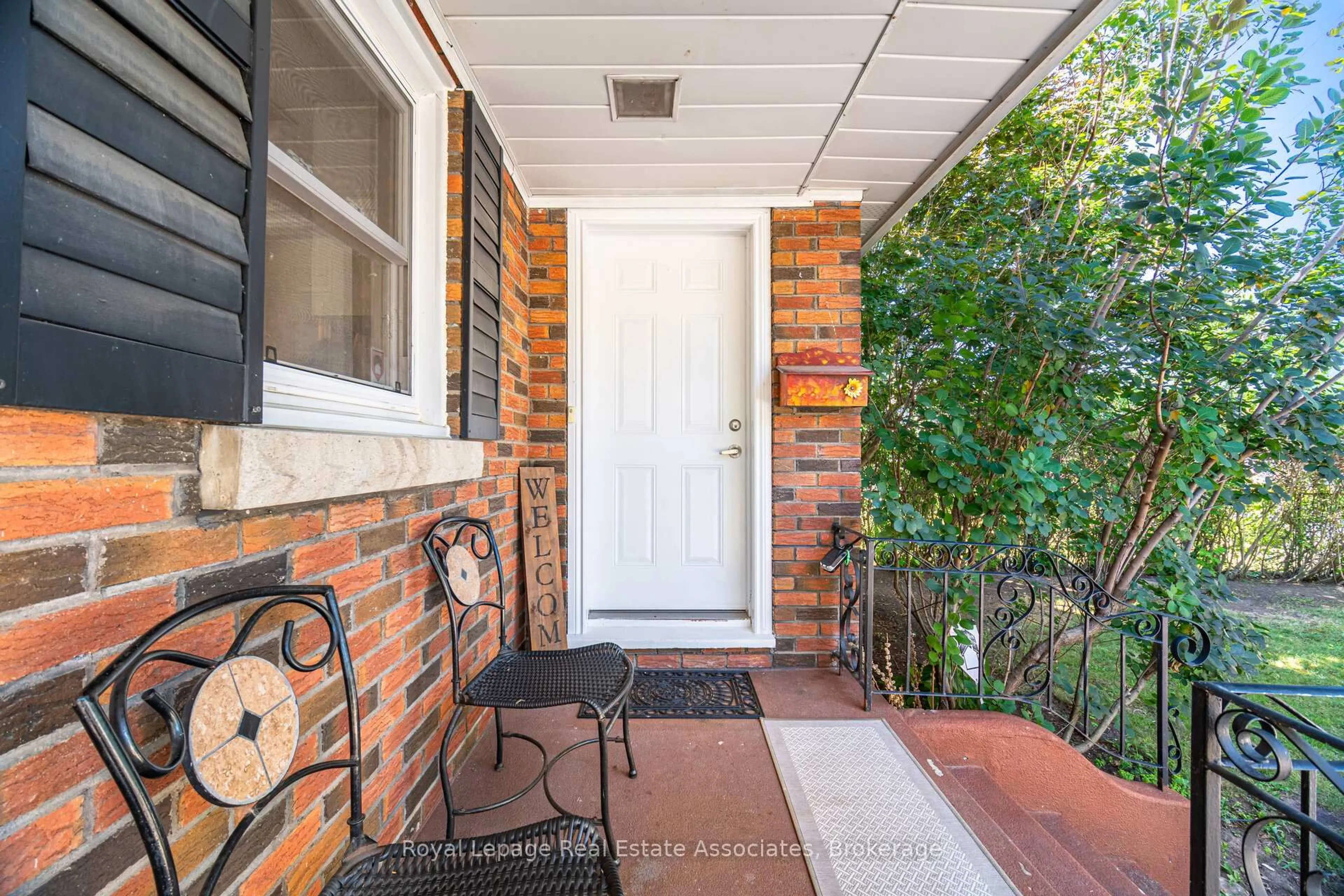 Patio, street for 319 Grantham Ave, St. Catharines Ontario L2M 5A5