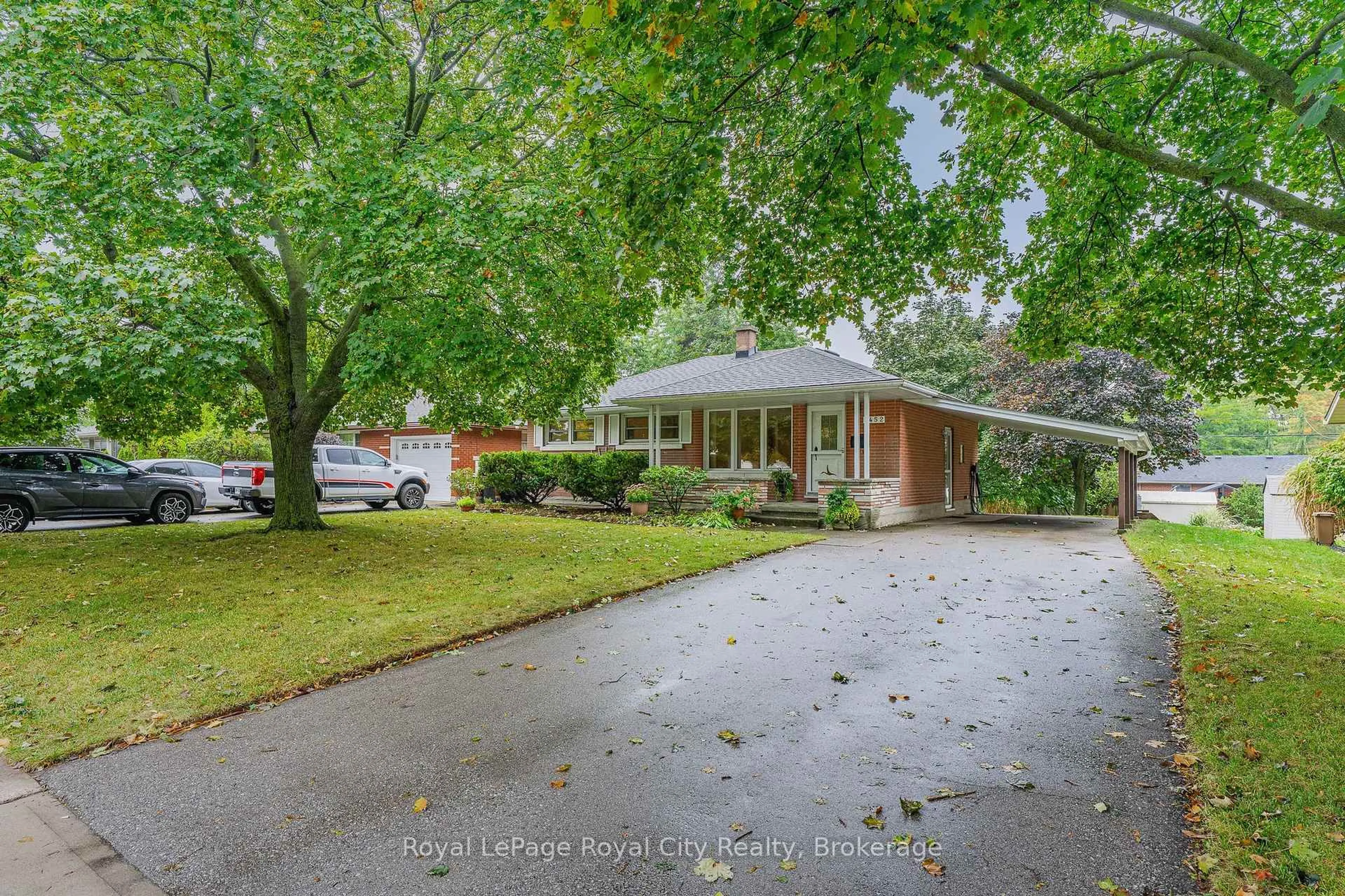 A pic from outside/outdoor area/front of a property/back of a property/a pic from drone, street for 1452 Mary Ave, Cambridge Ontario N3H 4P1