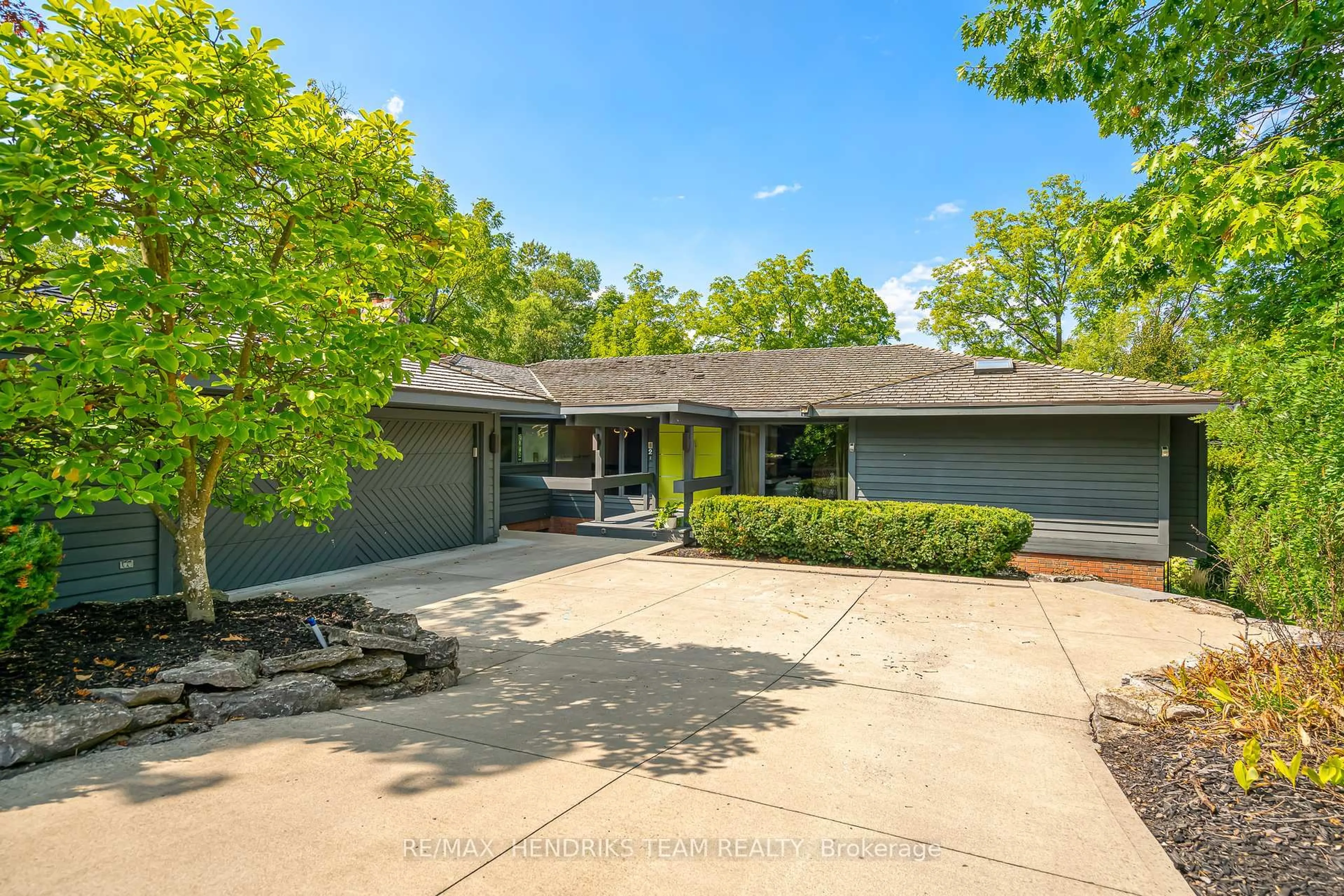 A pic from outside/outdoor area/front of a property/back of a property/a pic from drone, street for 2 Briarfield Cres, St. Catharines Ontario L2T 3T5
