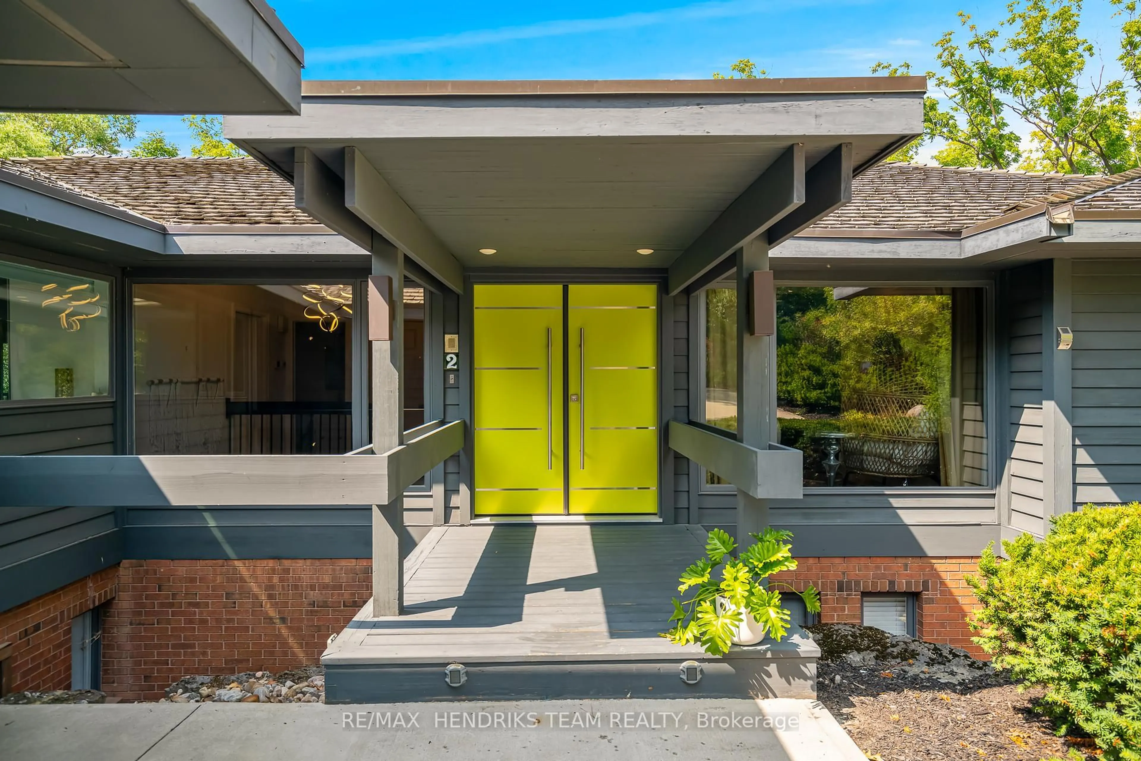 Indoor entryway for 2 Briarfield Cres, St. Catharines Ontario L2T 3T5