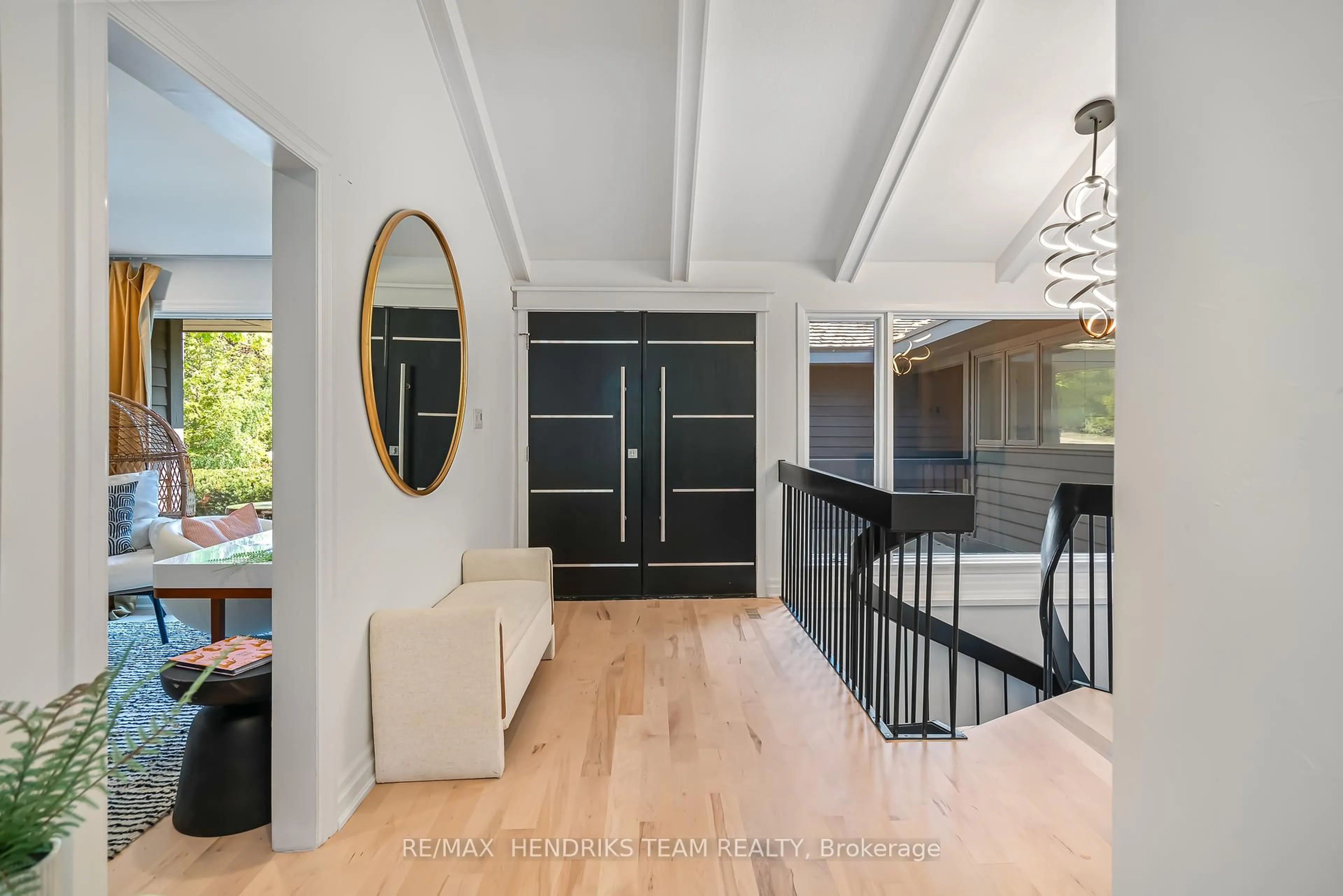 Indoor entryway for 2 Briarfield Cres, St. Catharines Ontario L2T 3T5
