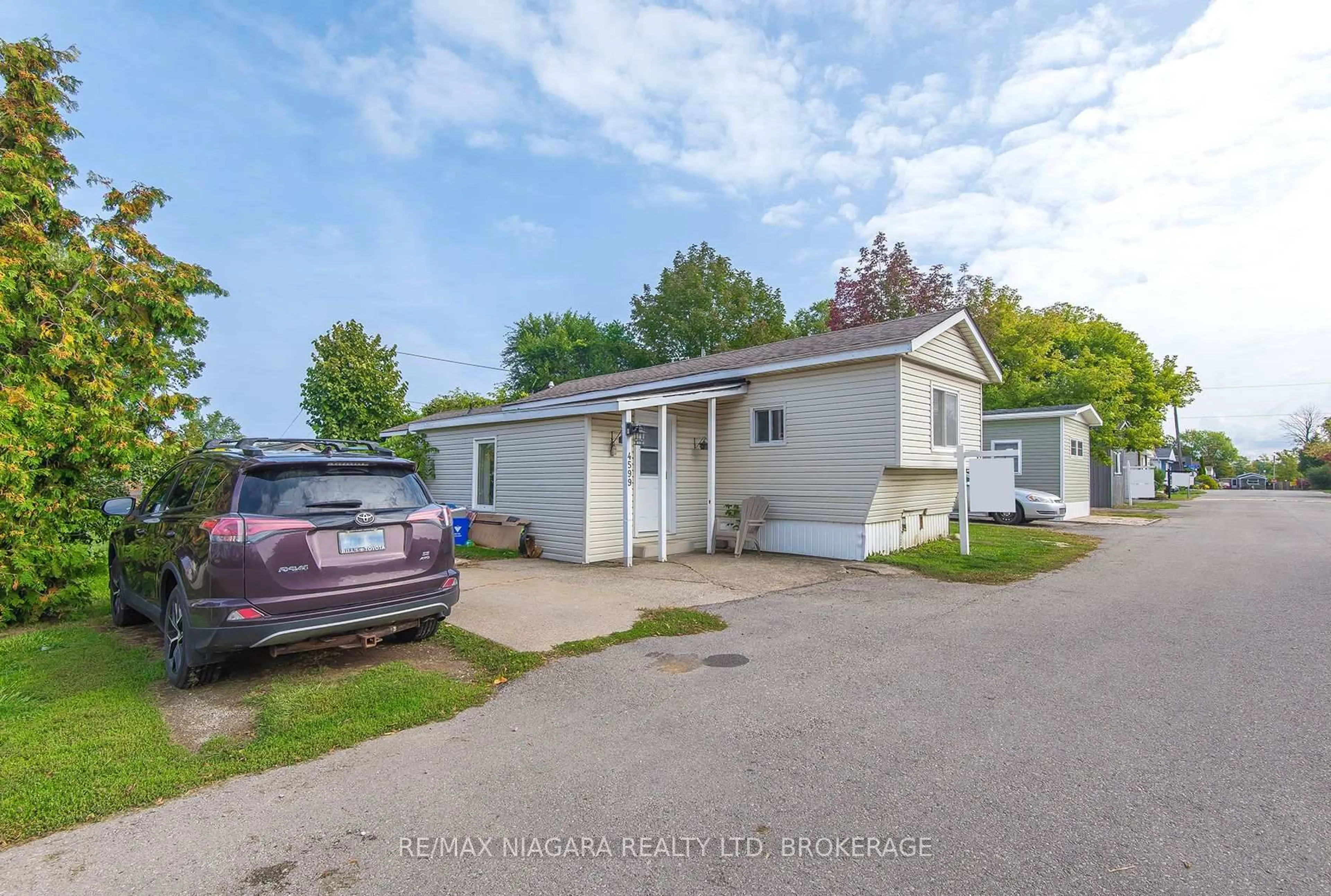 A pic from outside/outdoor area/front of a property/back of a property/a pic from drone, street for 4599 ABIGAIL Lane, Lincoln Ontario L3J 0W1