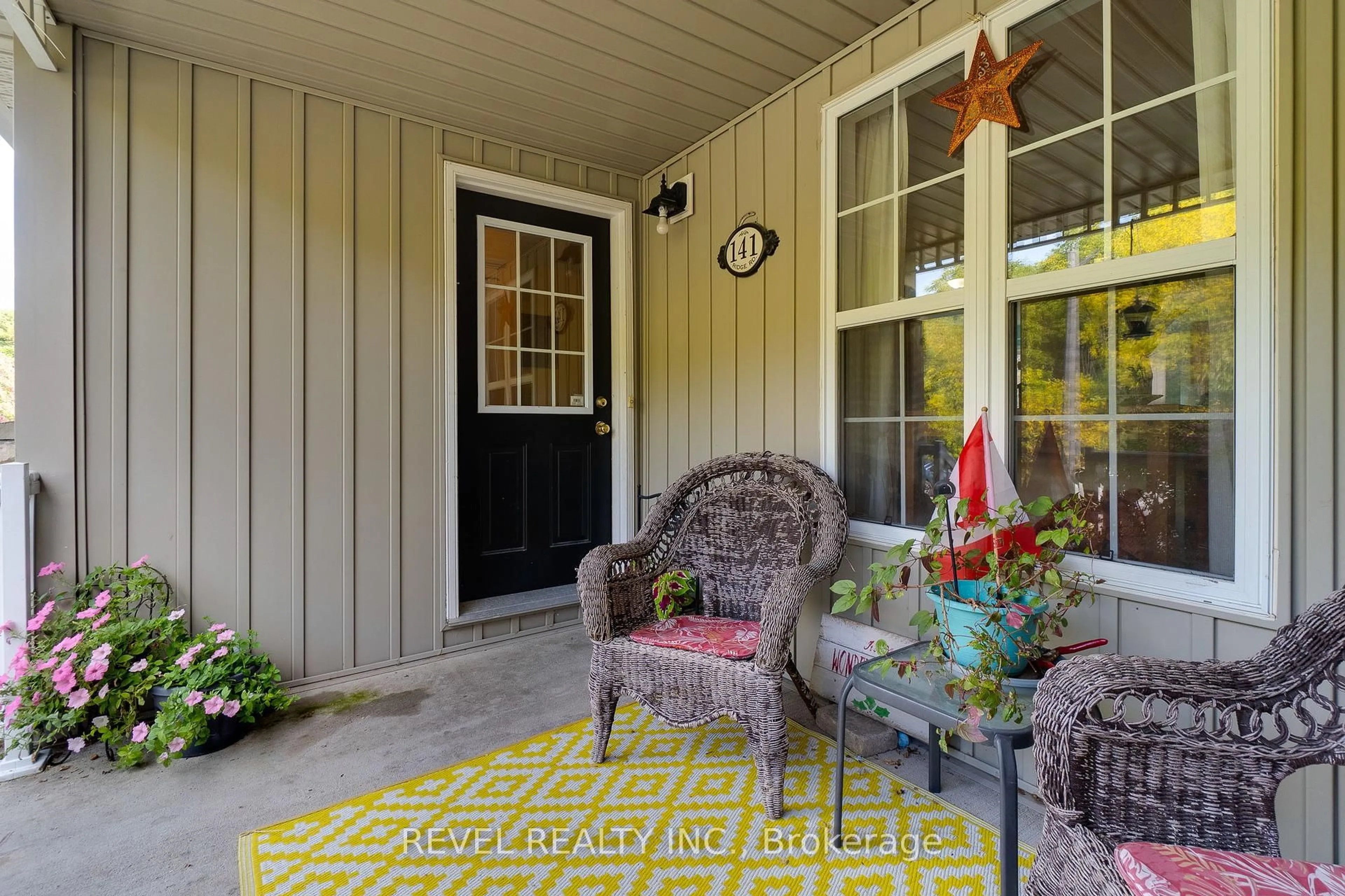 Indoor entryway for 141 Ridge Rd, Guelph/Eramosa Ontario N0B 2K0