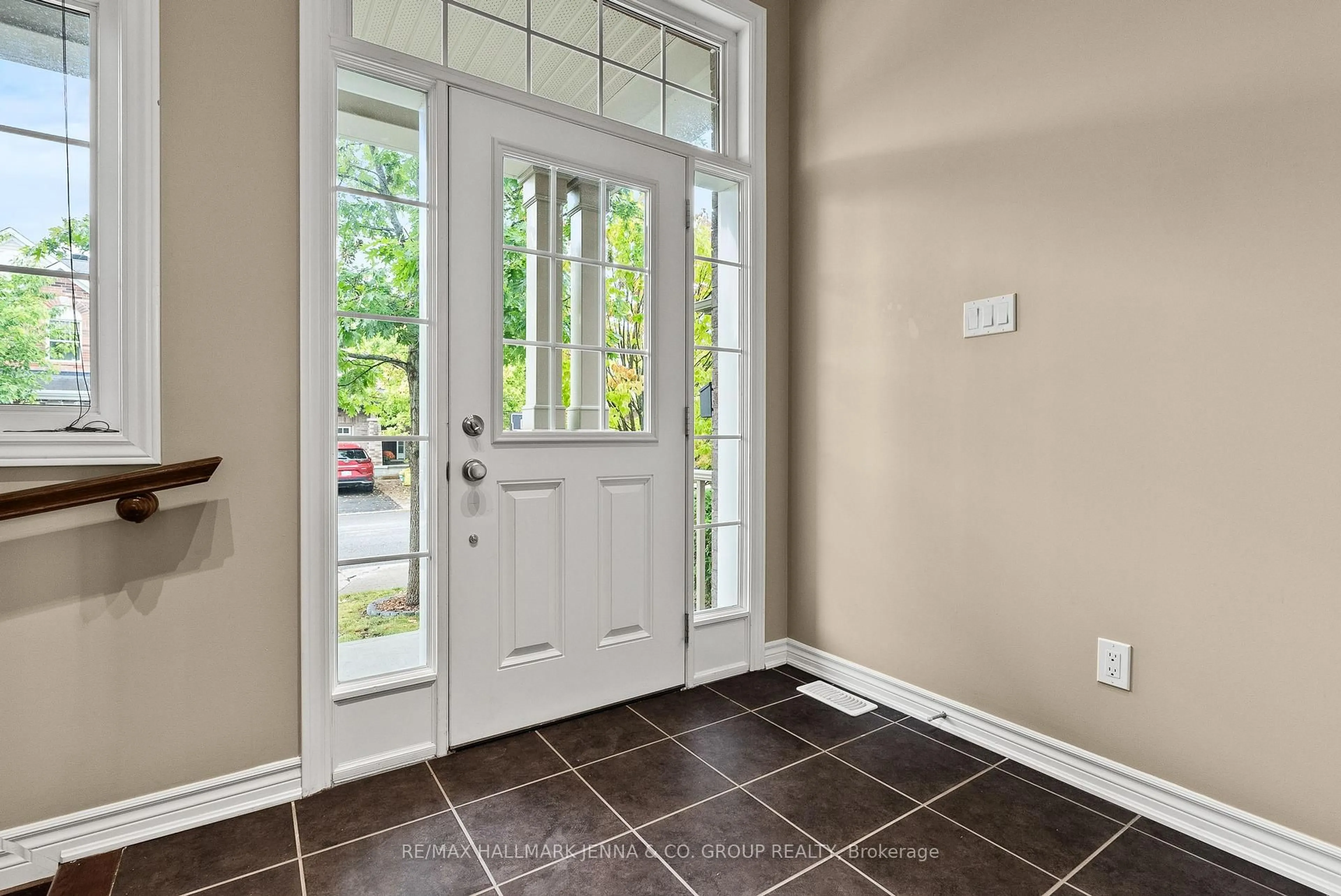 Indoor entryway for 326 Gallantry Way, Stittsville Ontario K2S 0P8