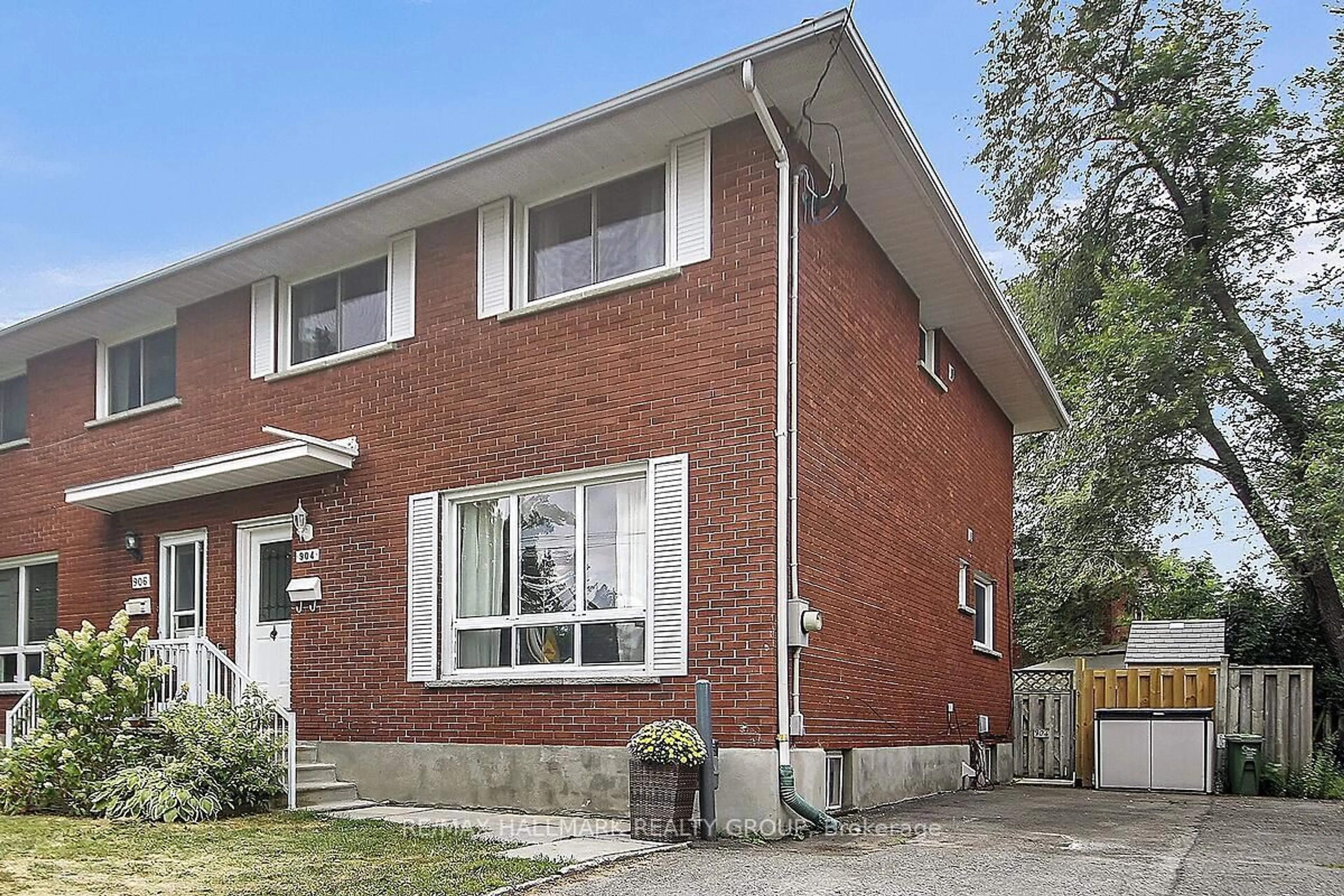 Home with brick exterior material, street for 904 Pinewood Cres, Ottawa Ontario K2B 5Y4