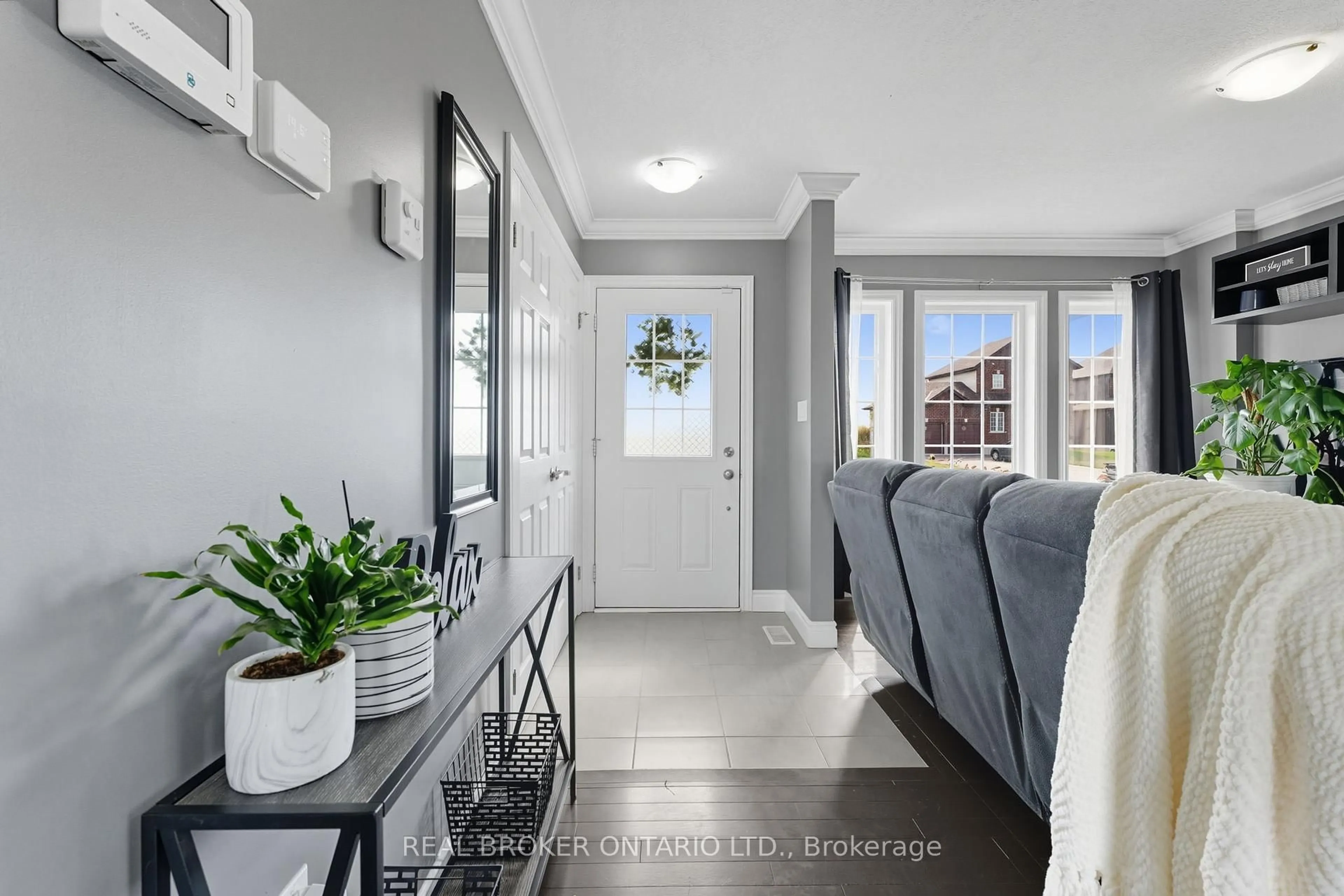 Indoor entryway for 18 Dennis Dr, Norwich Ontario N0J 1P0