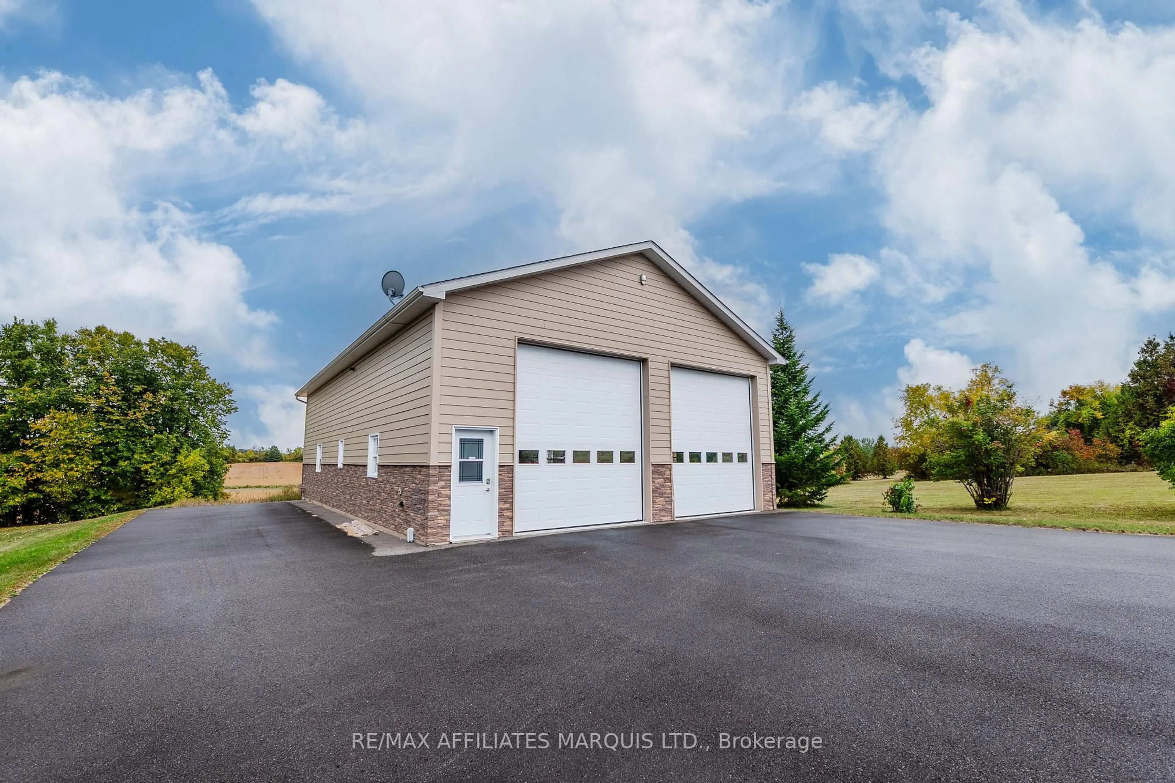 Indoor garage for 100 Front St, North Glengarry Ontario K0C 1A0