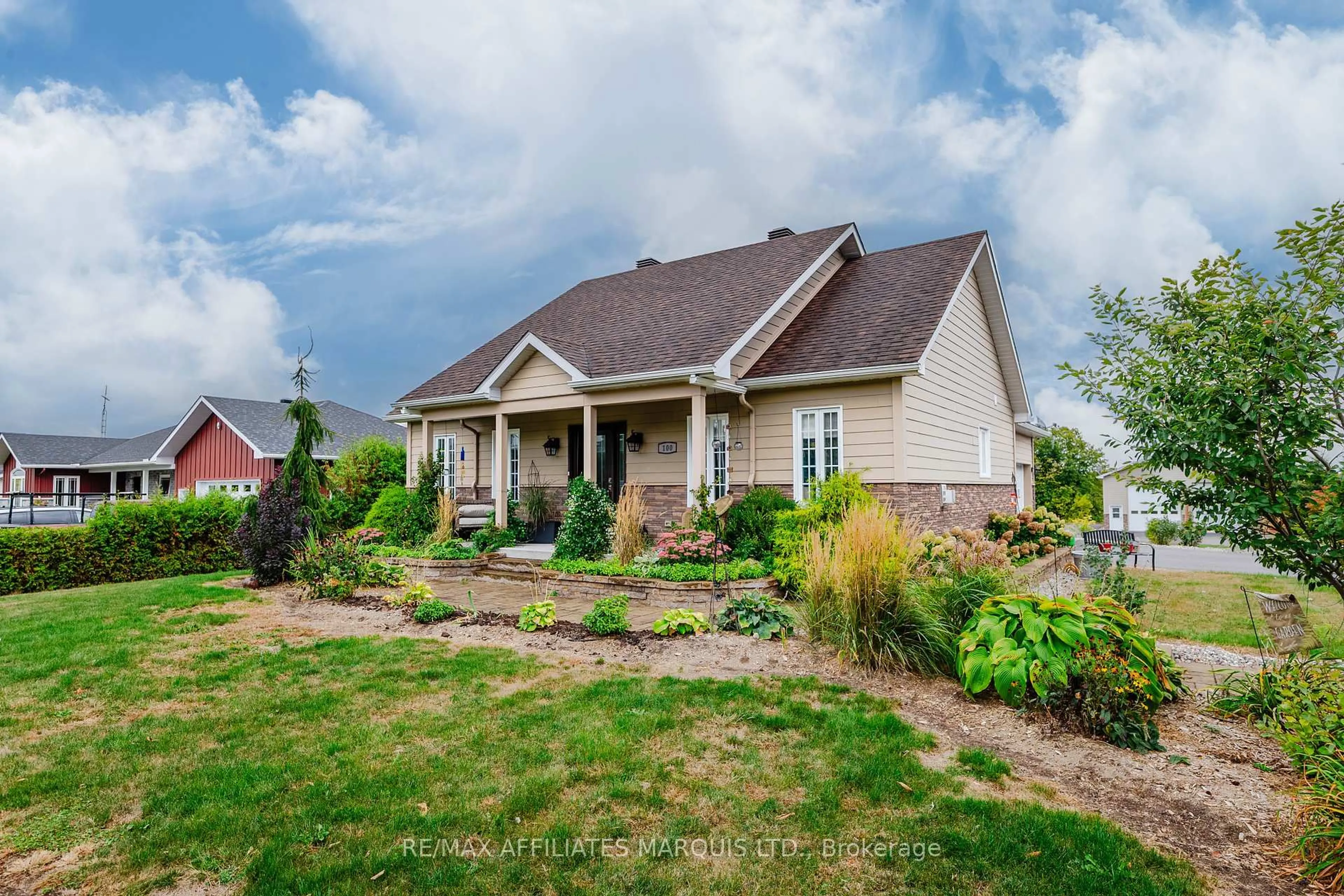 Home with vinyl exterior material, unknown for 100 Front St, North Glengarry Ontario K0C 1A0