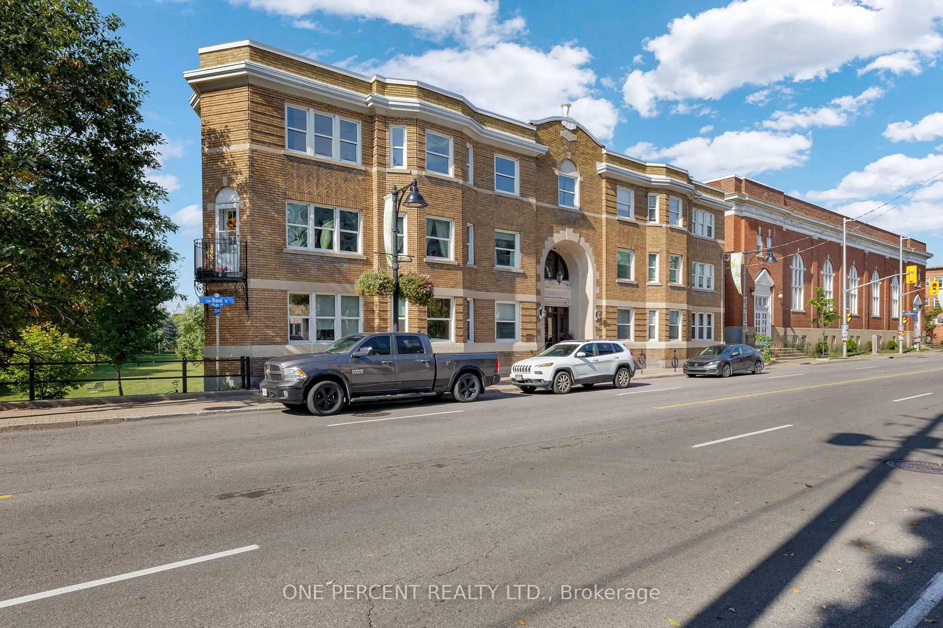 A pic from outside/outdoor area/front of a property/back of a property/a pic from drone, street for 612 Bank St #25, Ottawa Ontario K1S 3T6