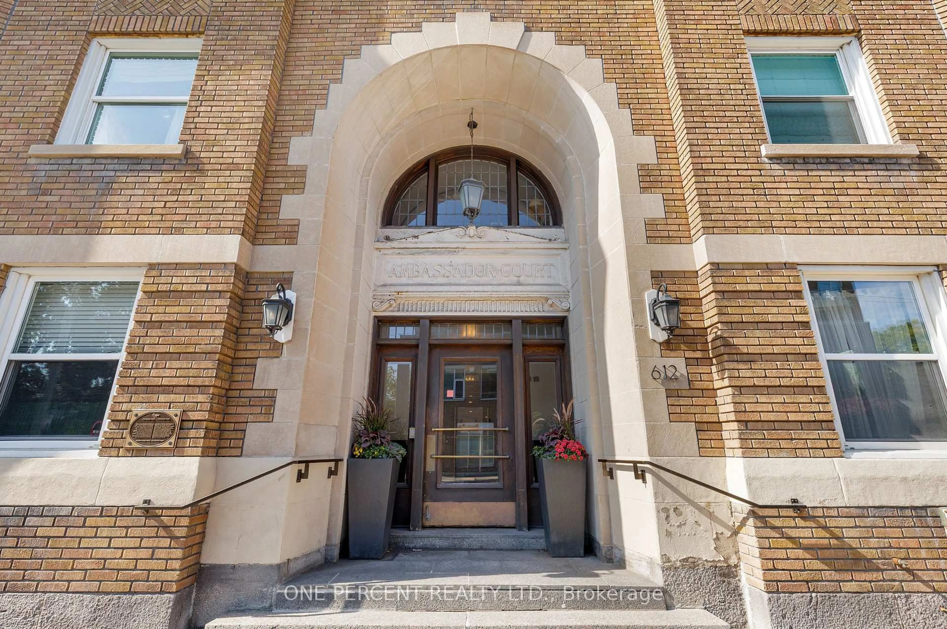 Indoor foyer for 612 Bank St #25, Ottawa Ontario K1S 3T6