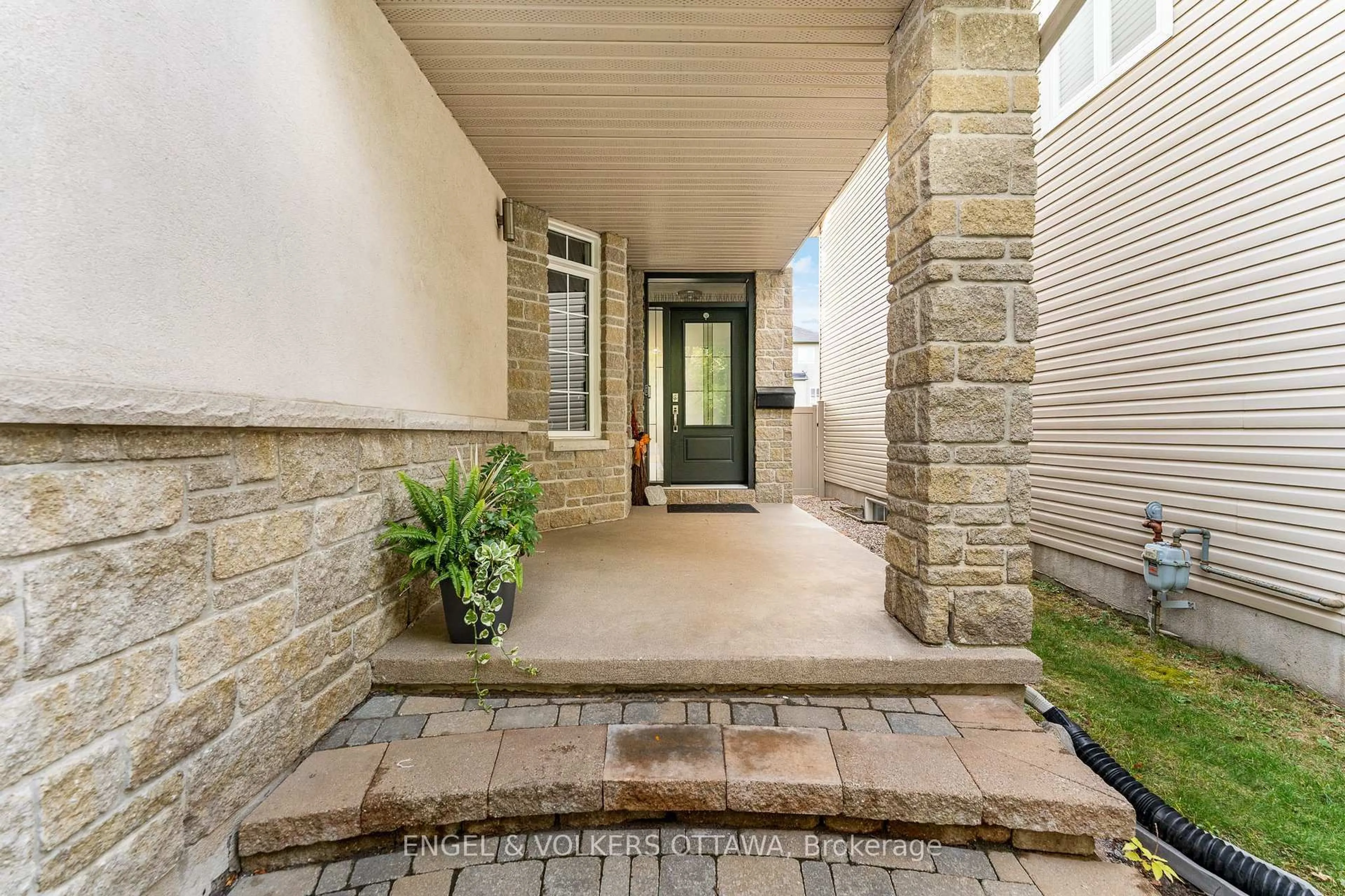 Indoor entryway for 22 Friendly Cres, Ottawa Ontario K2S 2B6