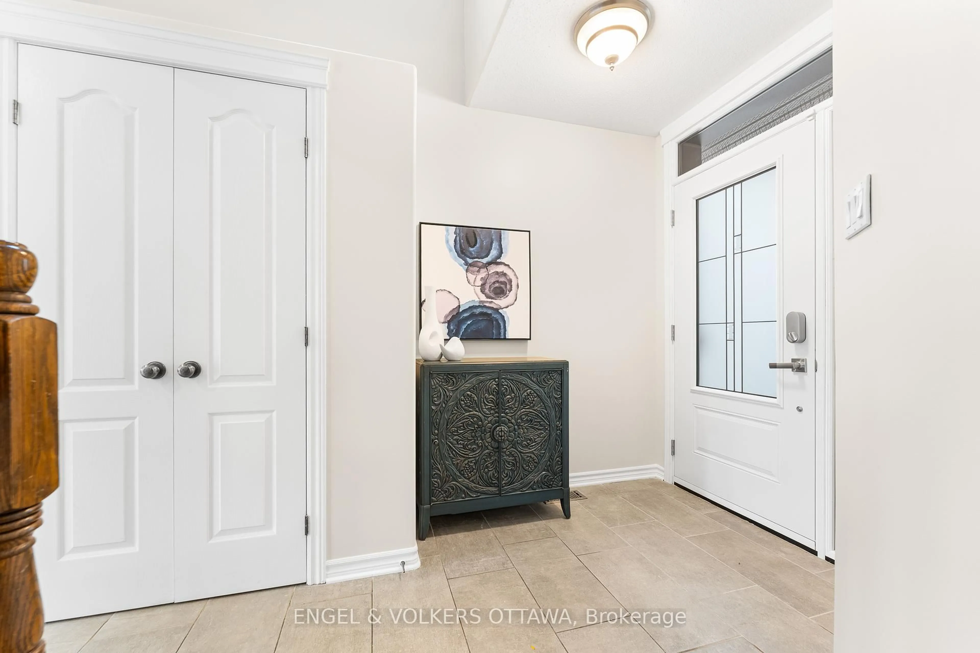 Indoor entryway for 22 Friendly Cres, Ottawa Ontario K2S 2B6