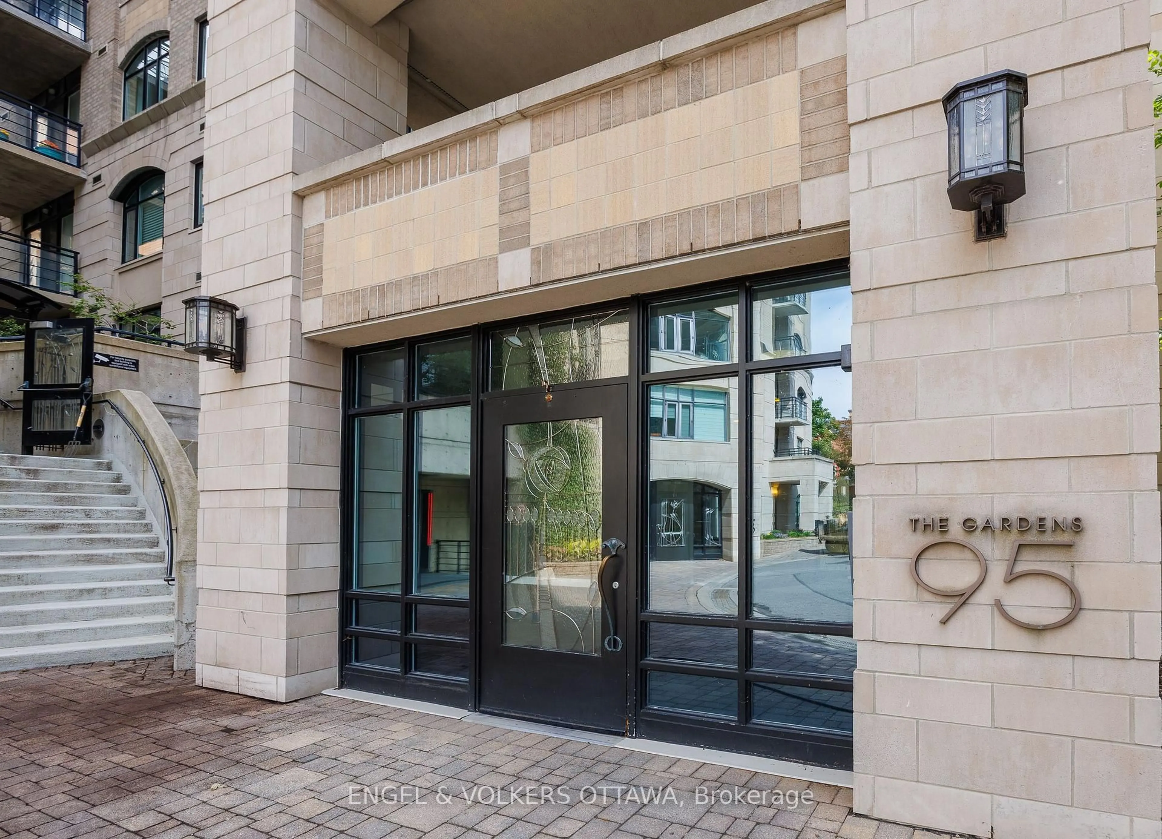 Indoor foyer for 95 Bronson Ave #505, Ottawa Ontario K1R 1E2