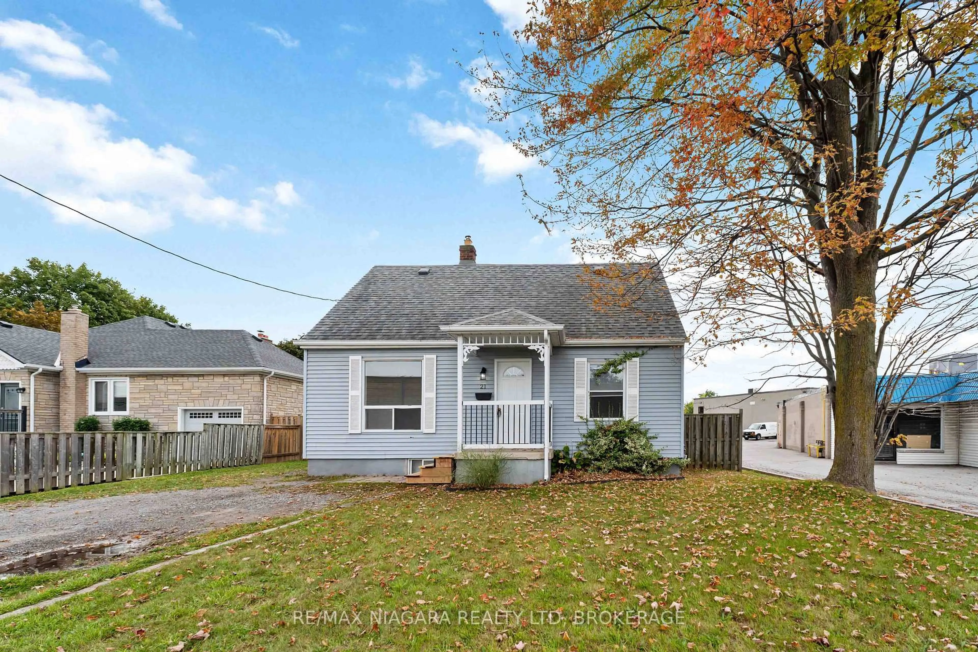 Home with vinyl exterior material, street for 21 Maywood Ave, St. Catharines Ontario L2R 1C5