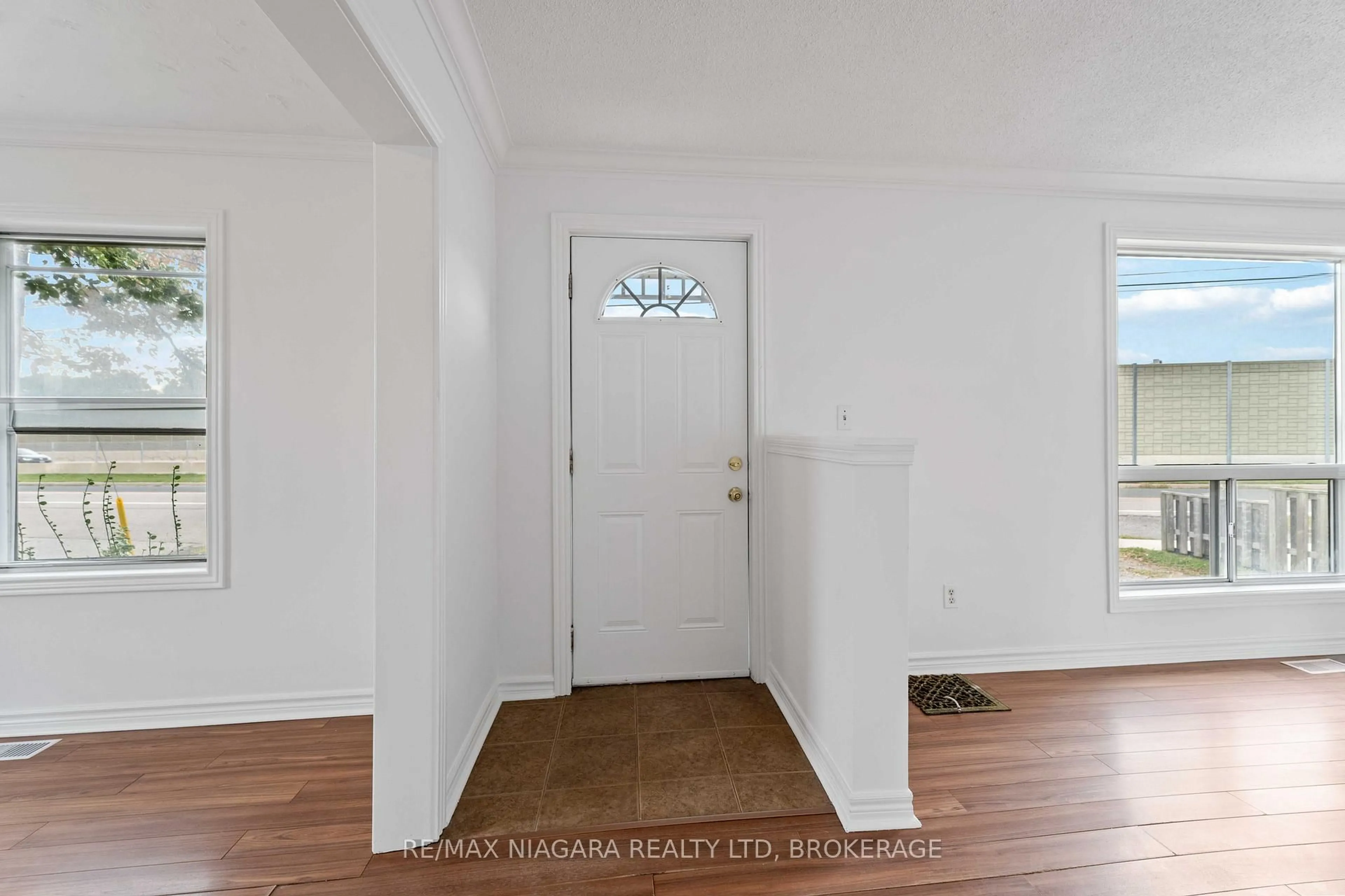 Indoor entryway for 21 Maywood Ave, St. Catharines Ontario L2R 1C5
