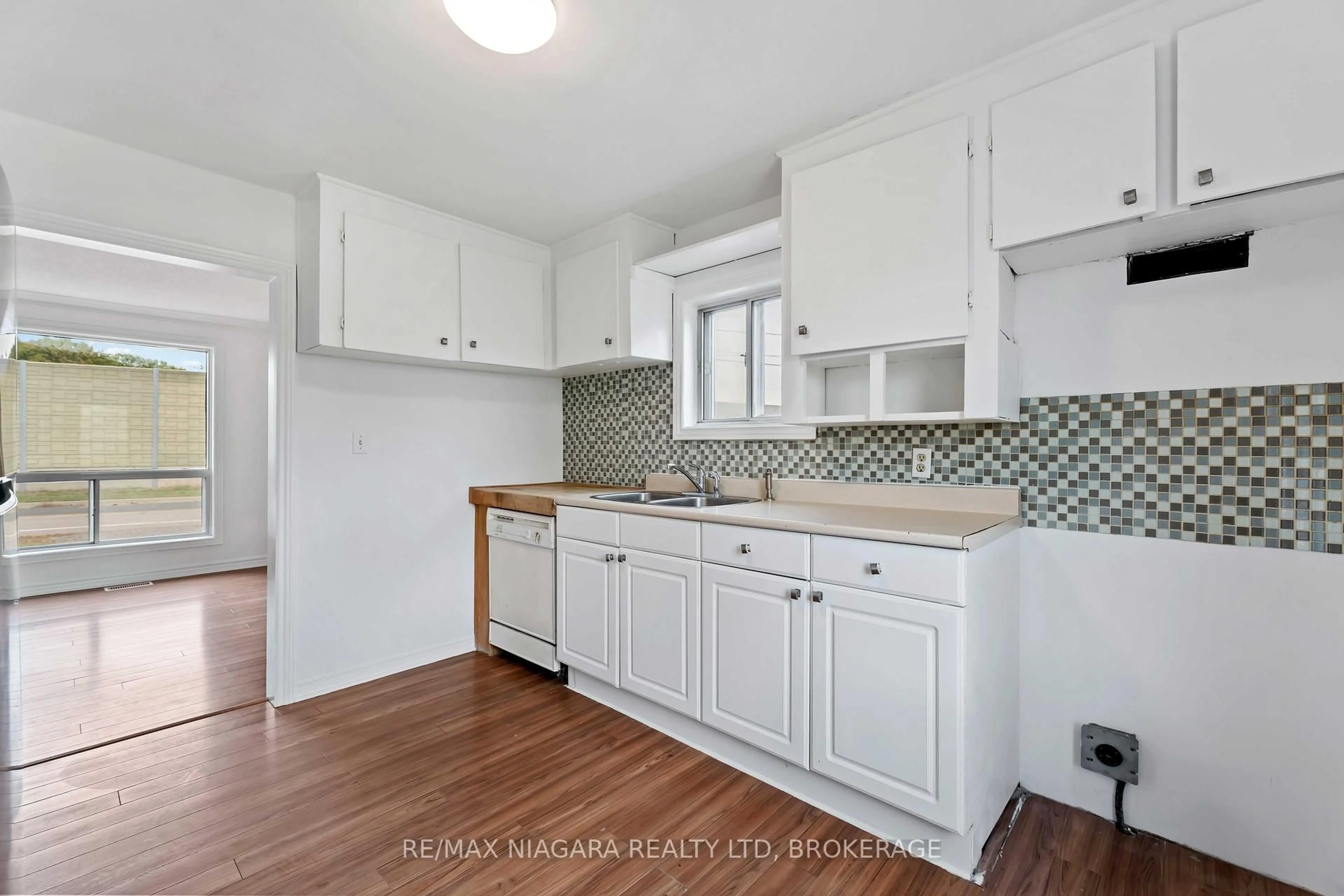 Standard kitchen, unknown for 21 Maywood Ave, St. Catharines Ontario L2R 1C5