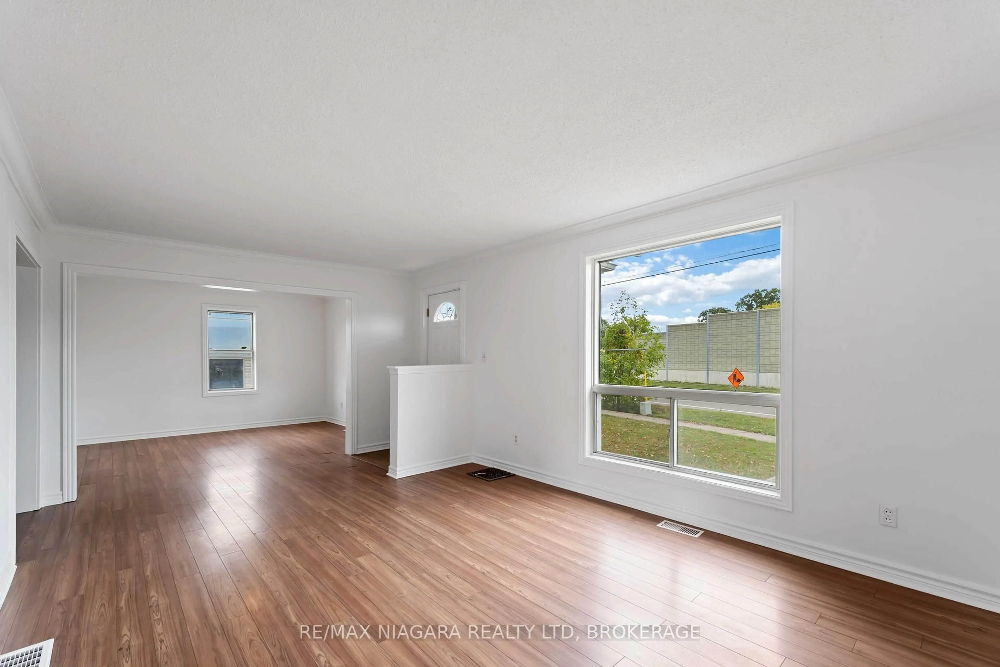 A pic of a room for 21 Maywood Ave, St. Catharines Ontario L2R 1C5
