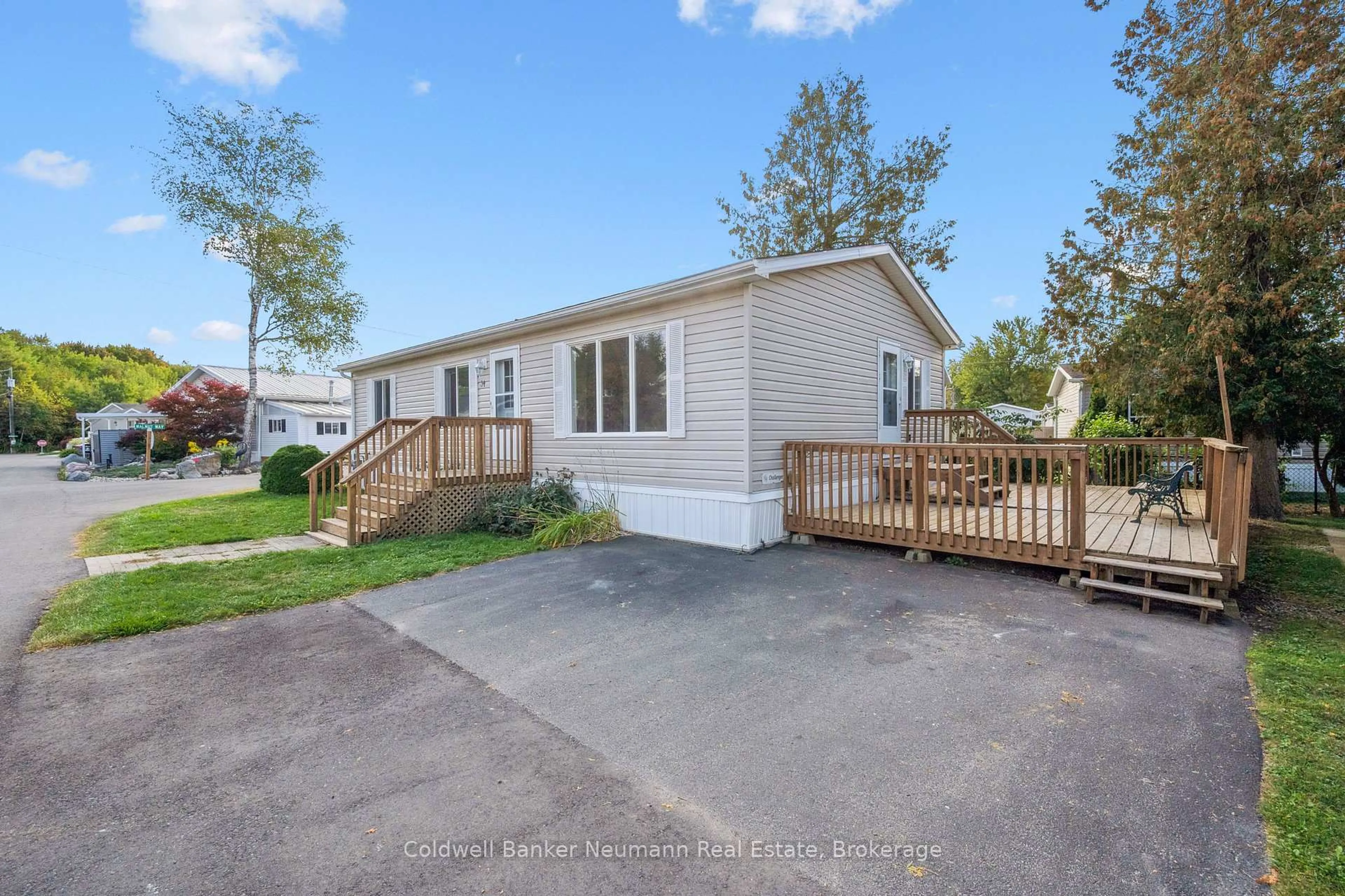 Home with vinyl exterior material, street for 34 Water St, Puslinch Ontario N0B 2J0