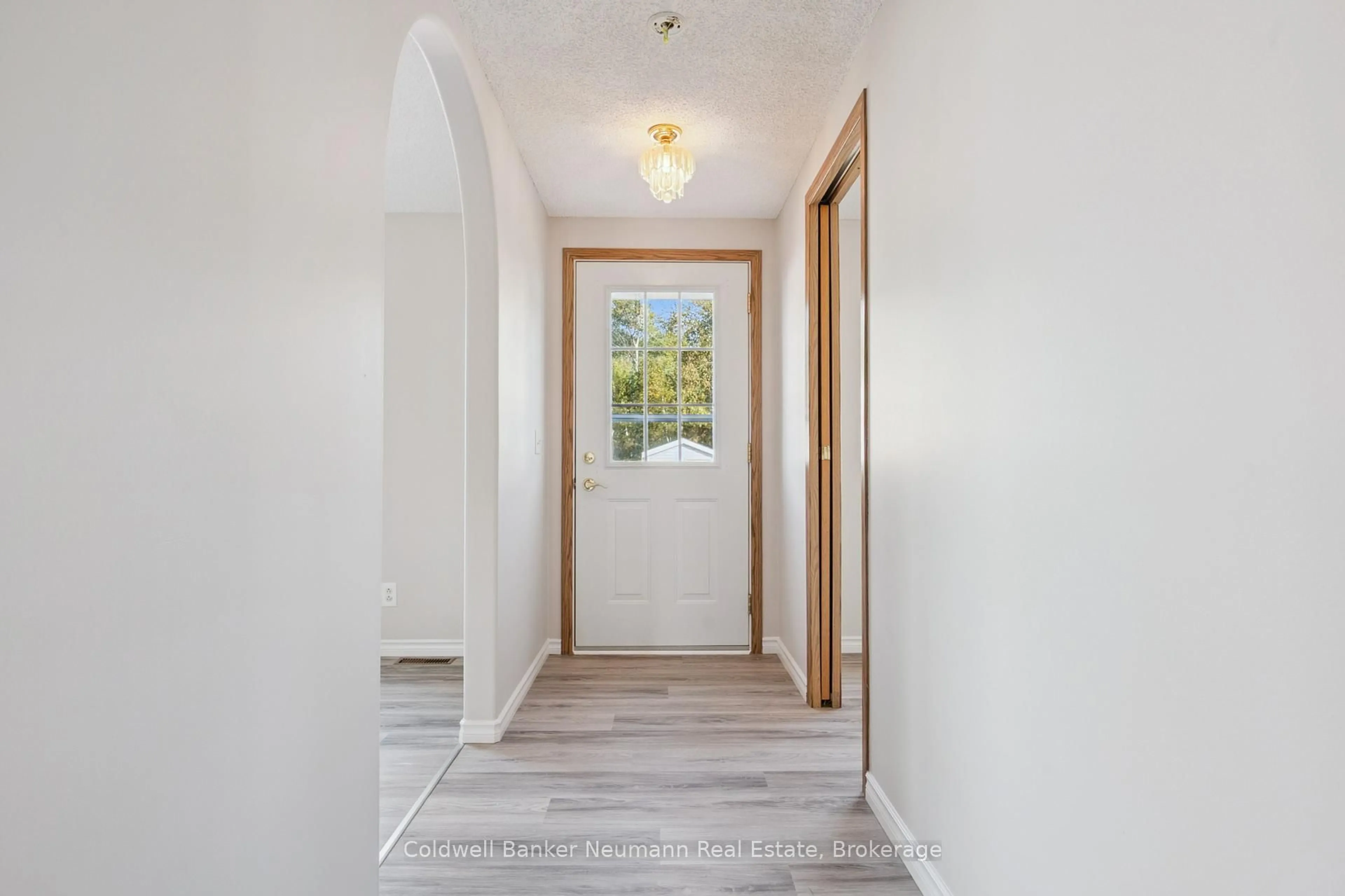 Indoor entryway for 34 Water St, Puslinch Ontario N0B 2J0
