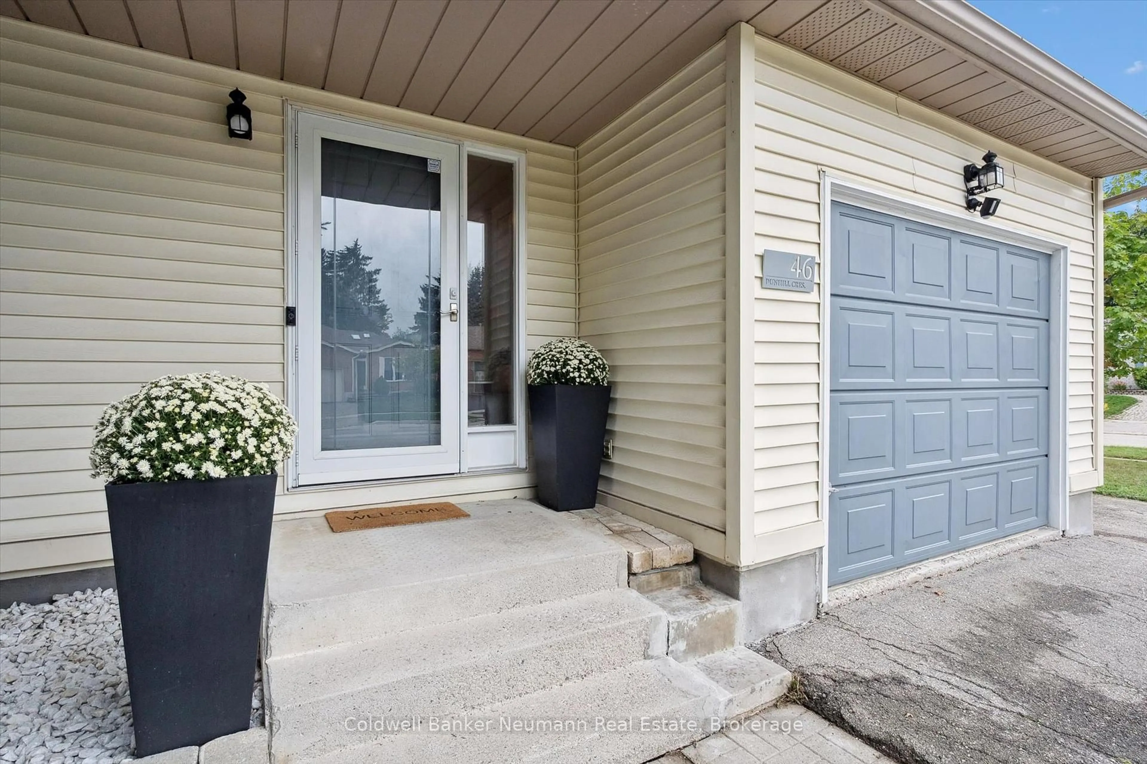 Indoor entryway for 46 Dunhill Cres, Guelph Ontario N1H 7Z9