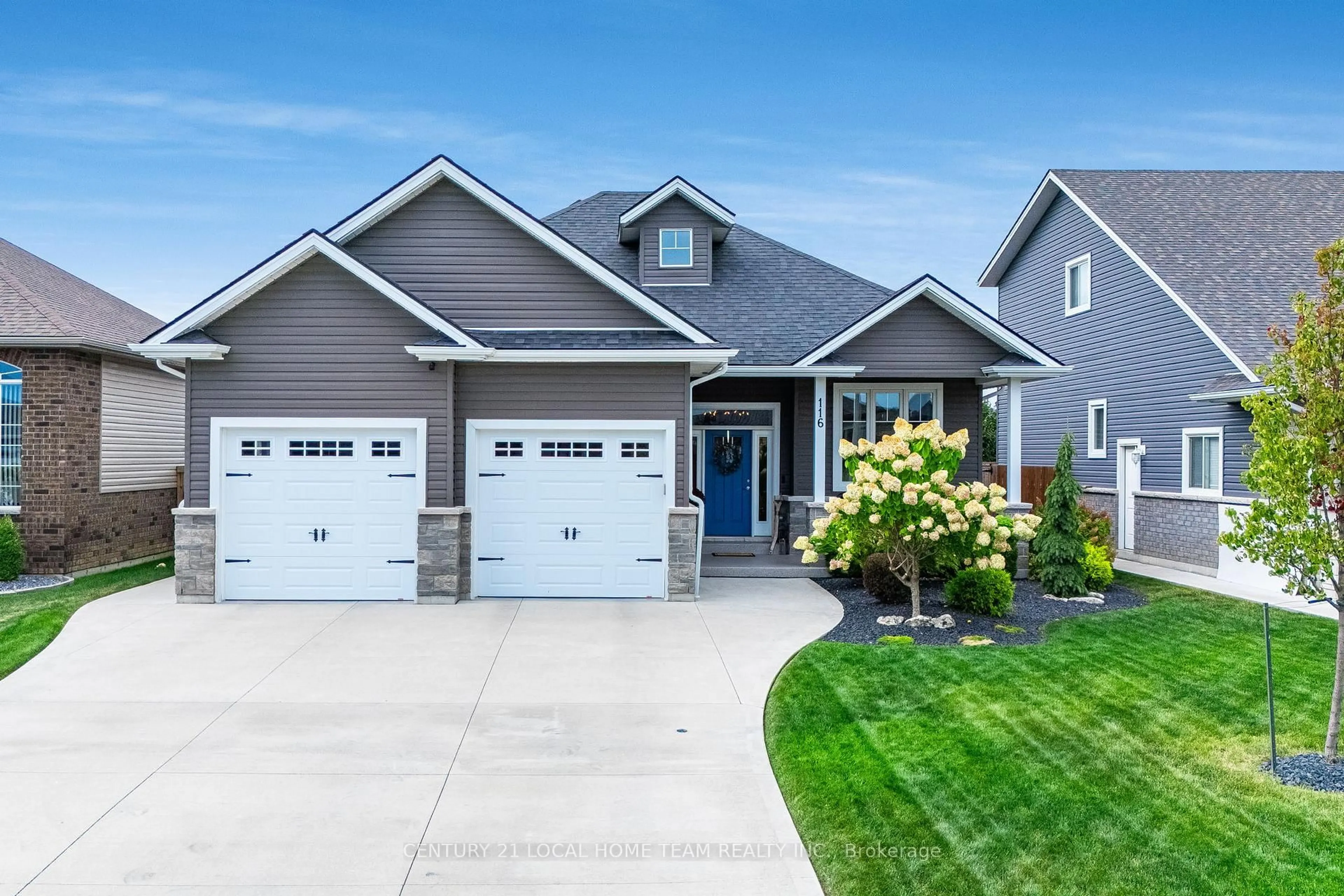 Home with vinyl exterior material, street for 116 Golfview Dr, Kingsville Ontario N9Y 0A6