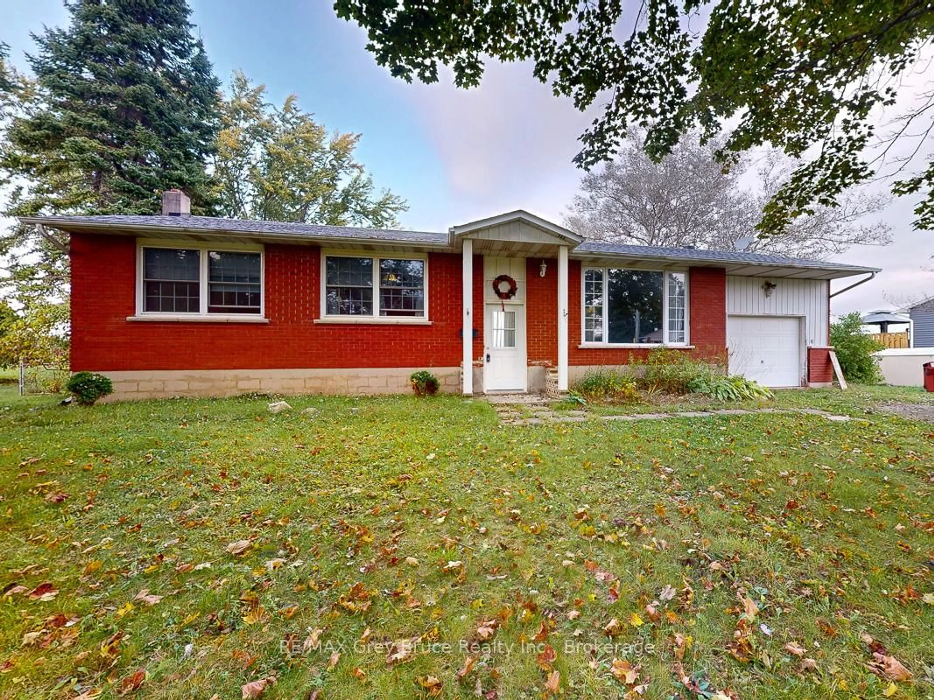 Home with vinyl exterior material, street for 877 30th St, Georgian Bluffs Ontario N4K 6V5
