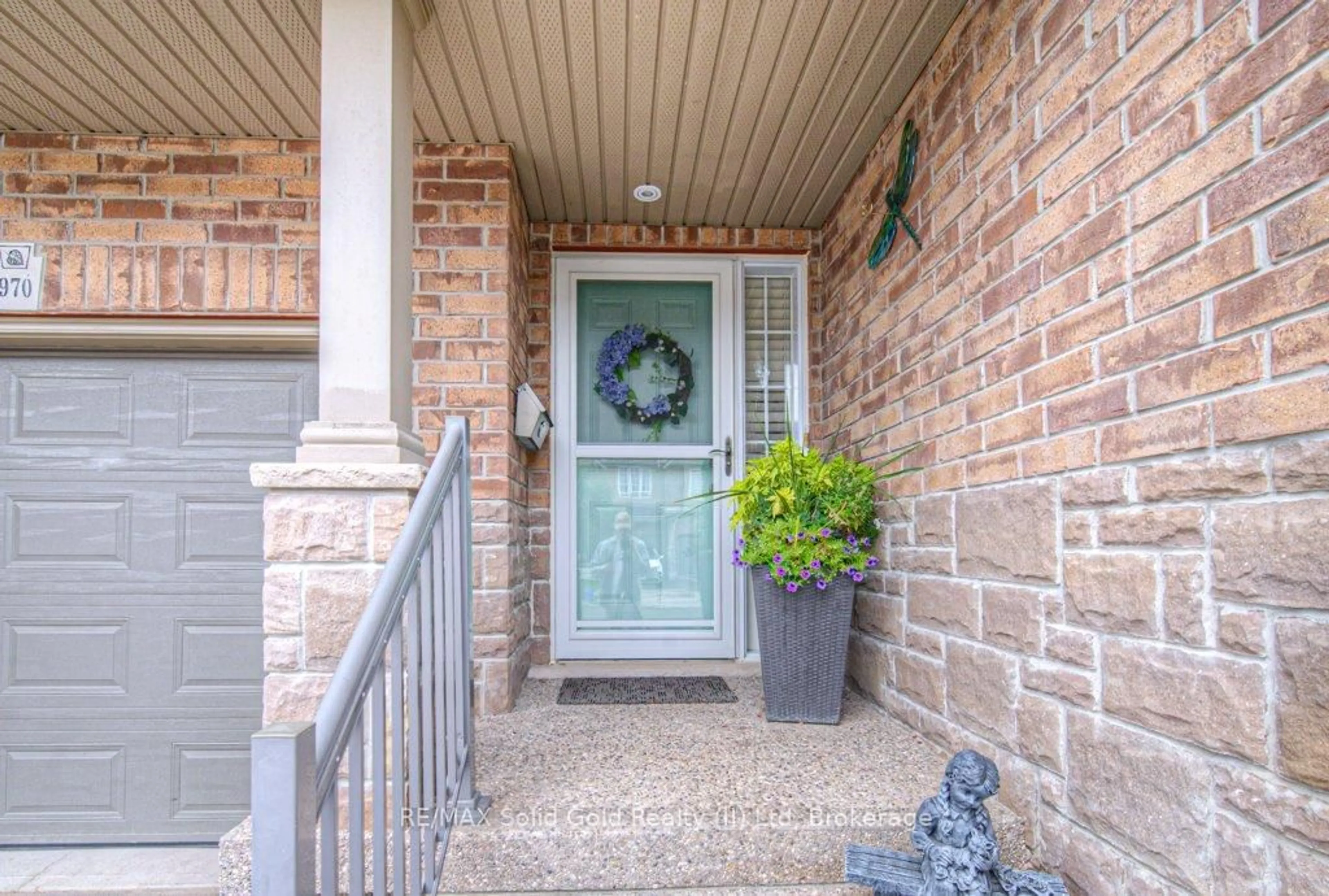 Indoor entryway for 970 Zeller Cres, Kitchener Ontario N2A 0C9