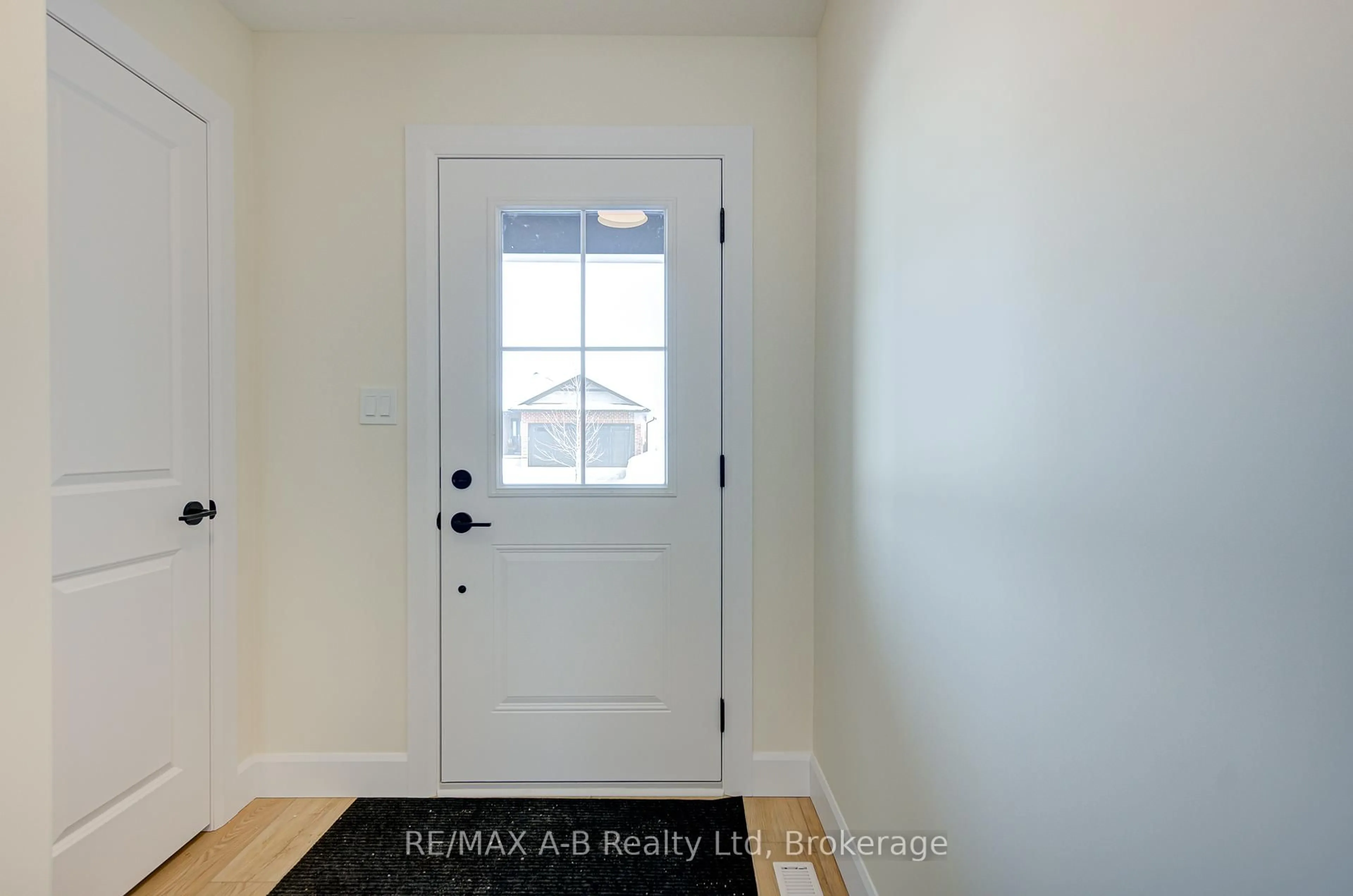 Indoor entryway for 28 Linda Dr, Huron East Ontario N0K 1W0