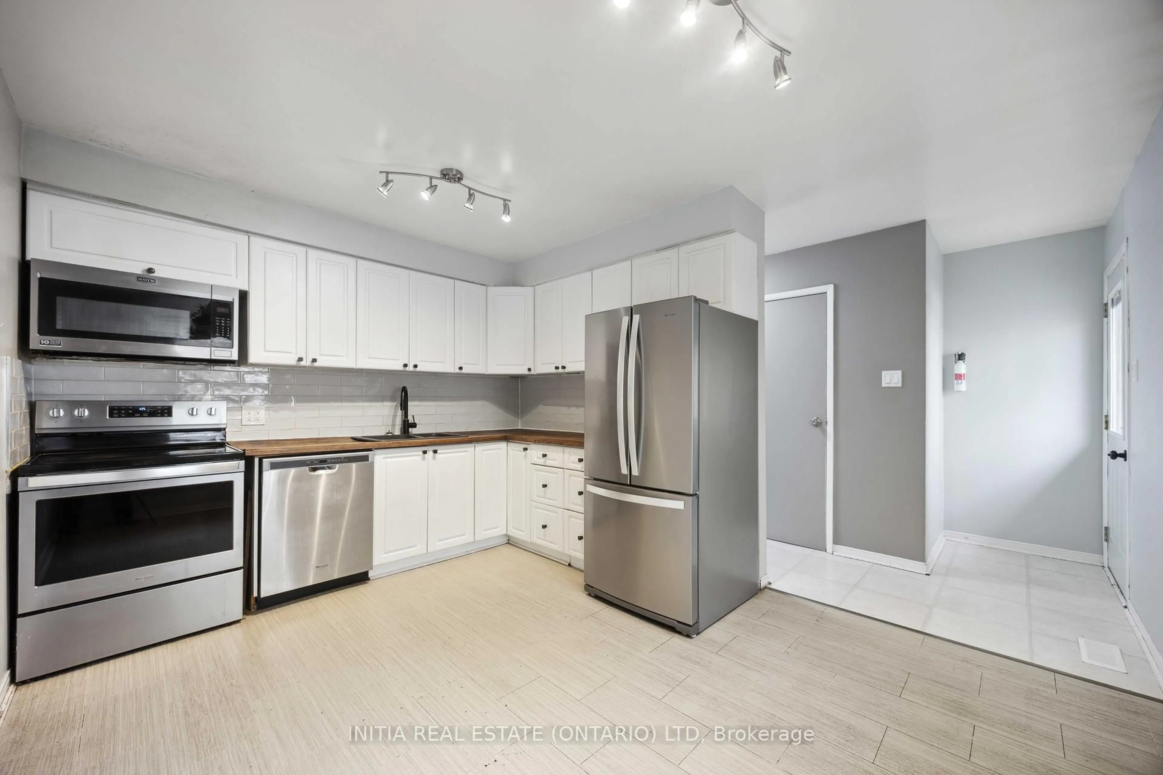 Unknown for 825 Exmouth St #27, Sarnia Ontario N7T 5R1