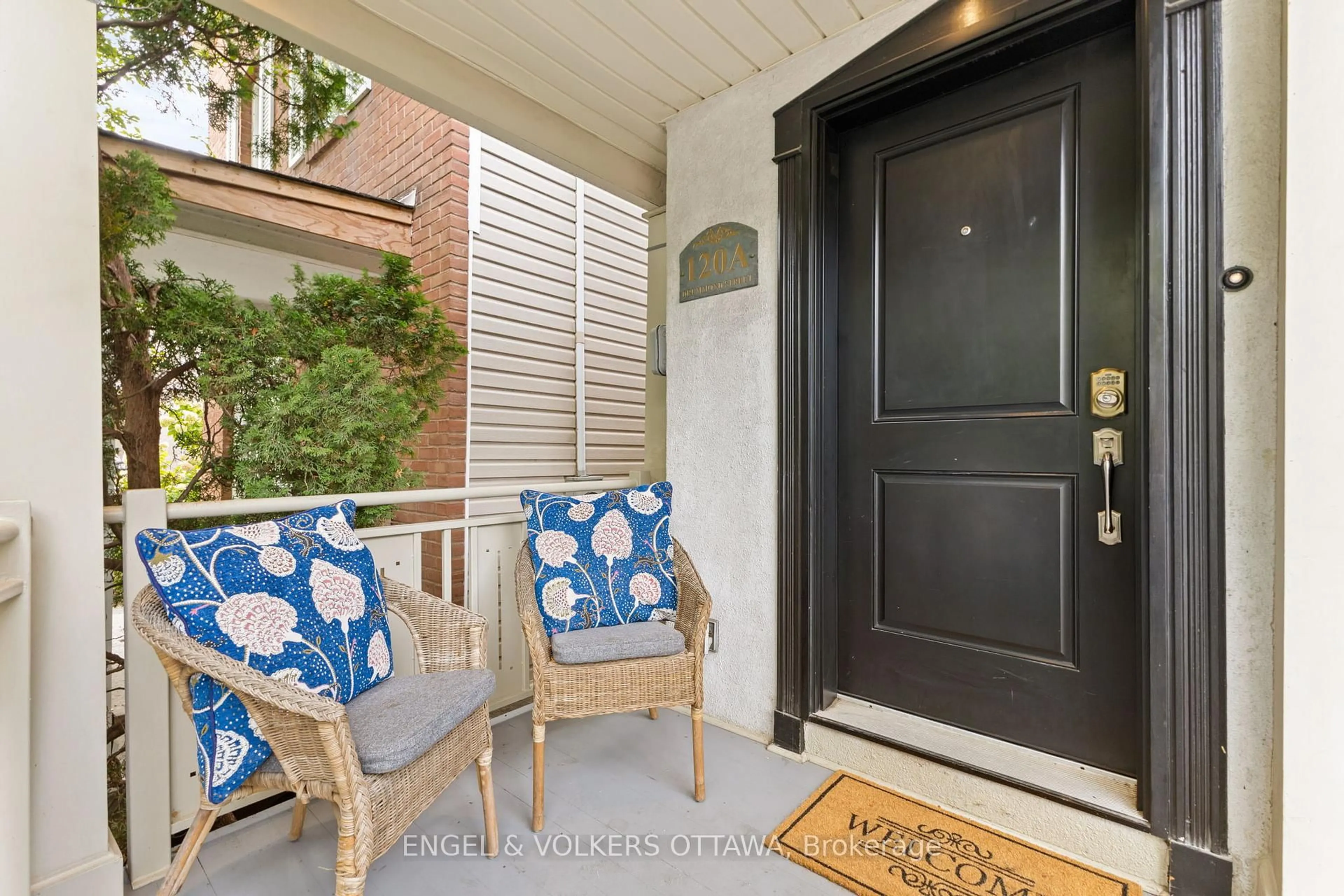 Indoor entryway for 120 Drummond St #A, Ottawa Ontario K1S 1J9
