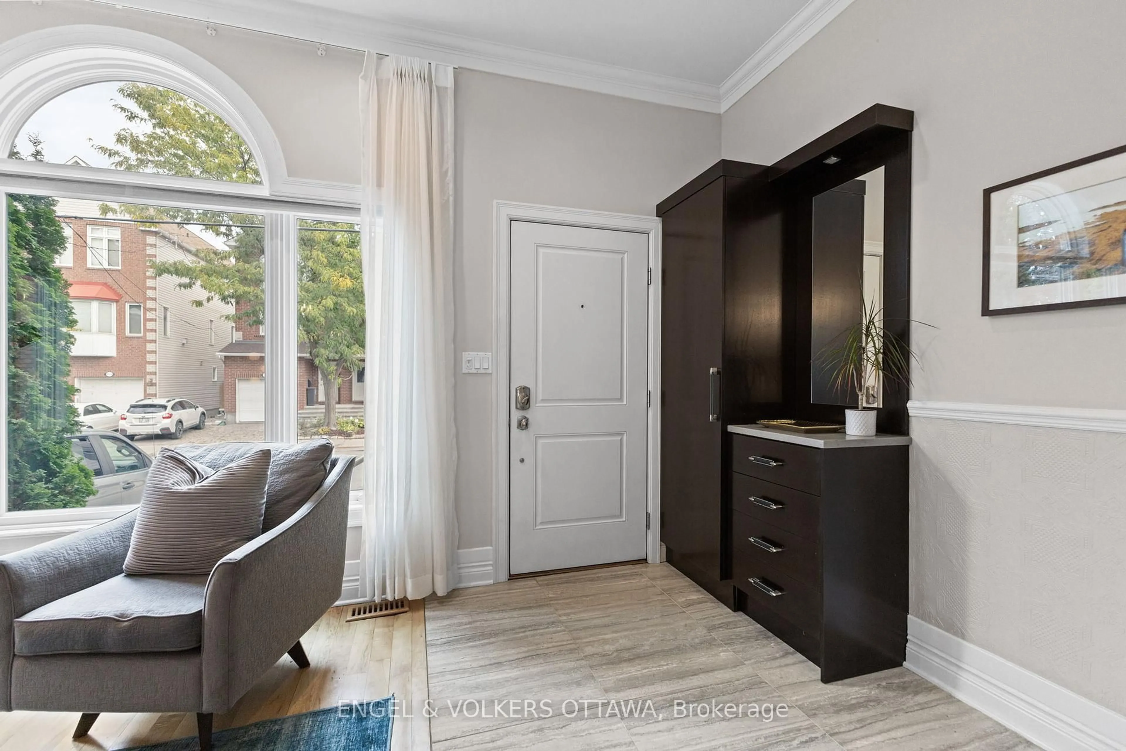 Indoor entryway for 120 Drummond St #A, Ottawa Ontario K1S 1J9