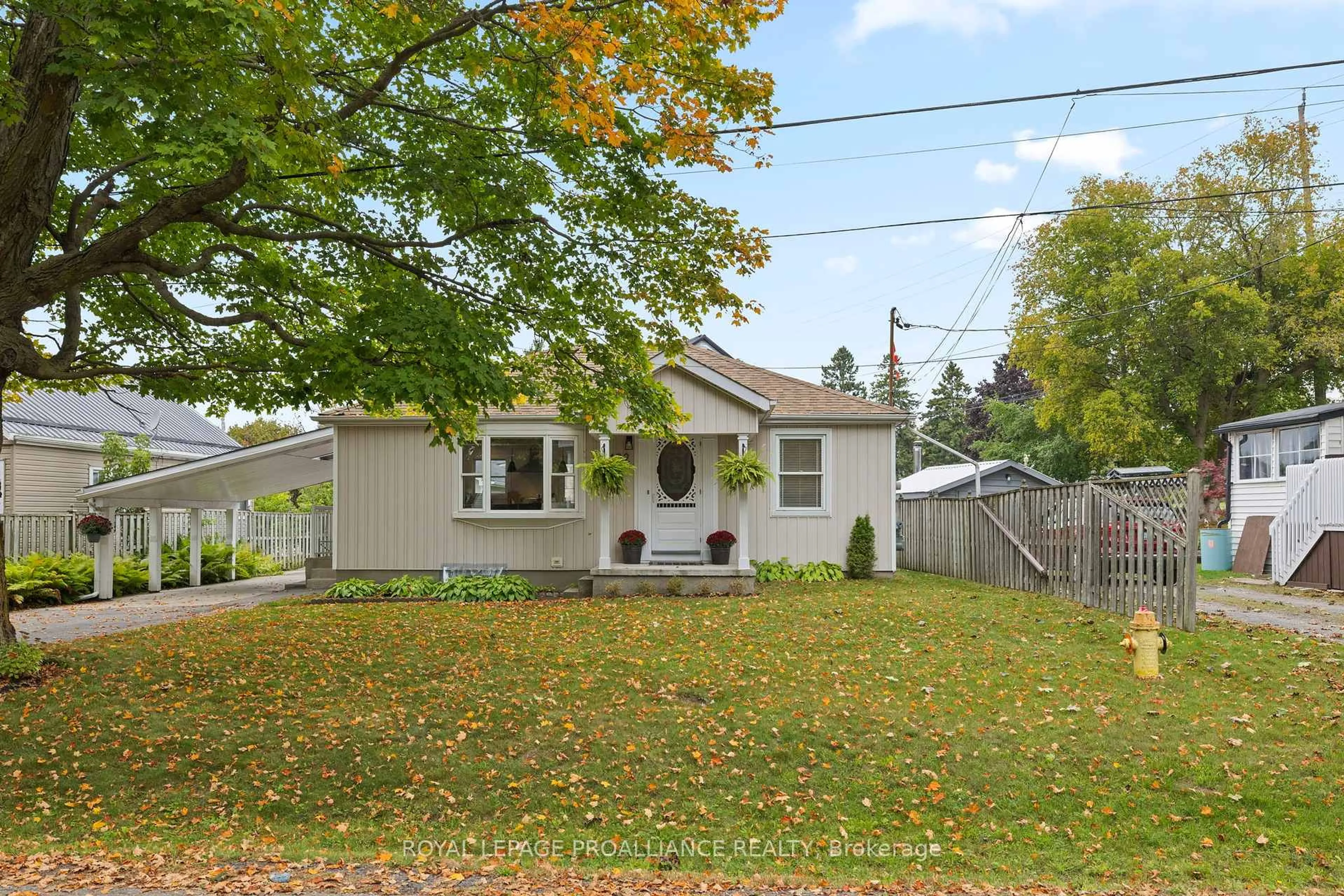 Home with vinyl exterior material, street for 192 Bruton St, Port Hope Ontario L1A 1V9