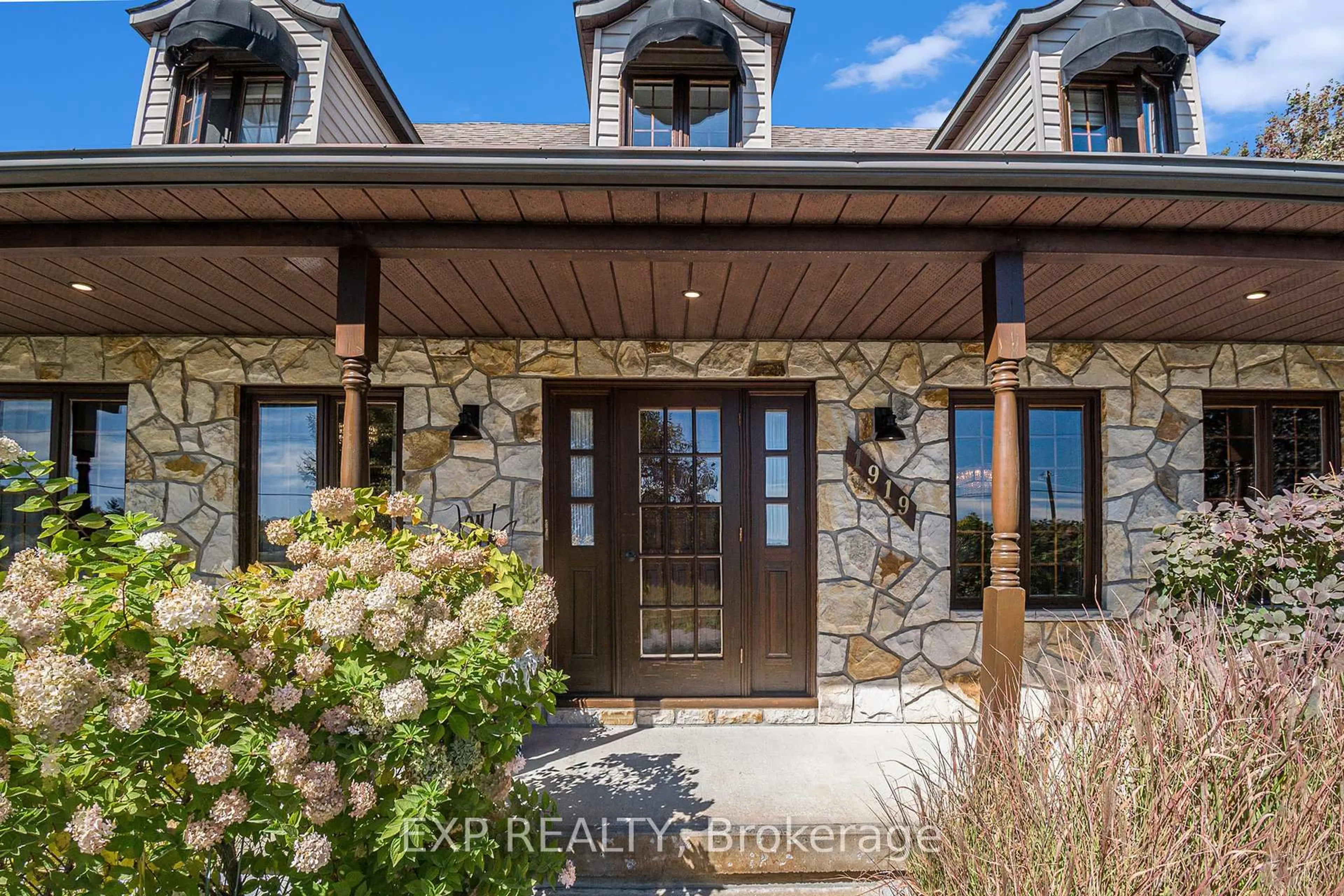 Indoor entryway for 1919 Clark Rd, Clarence-Rockland Ontario K4K 1K7