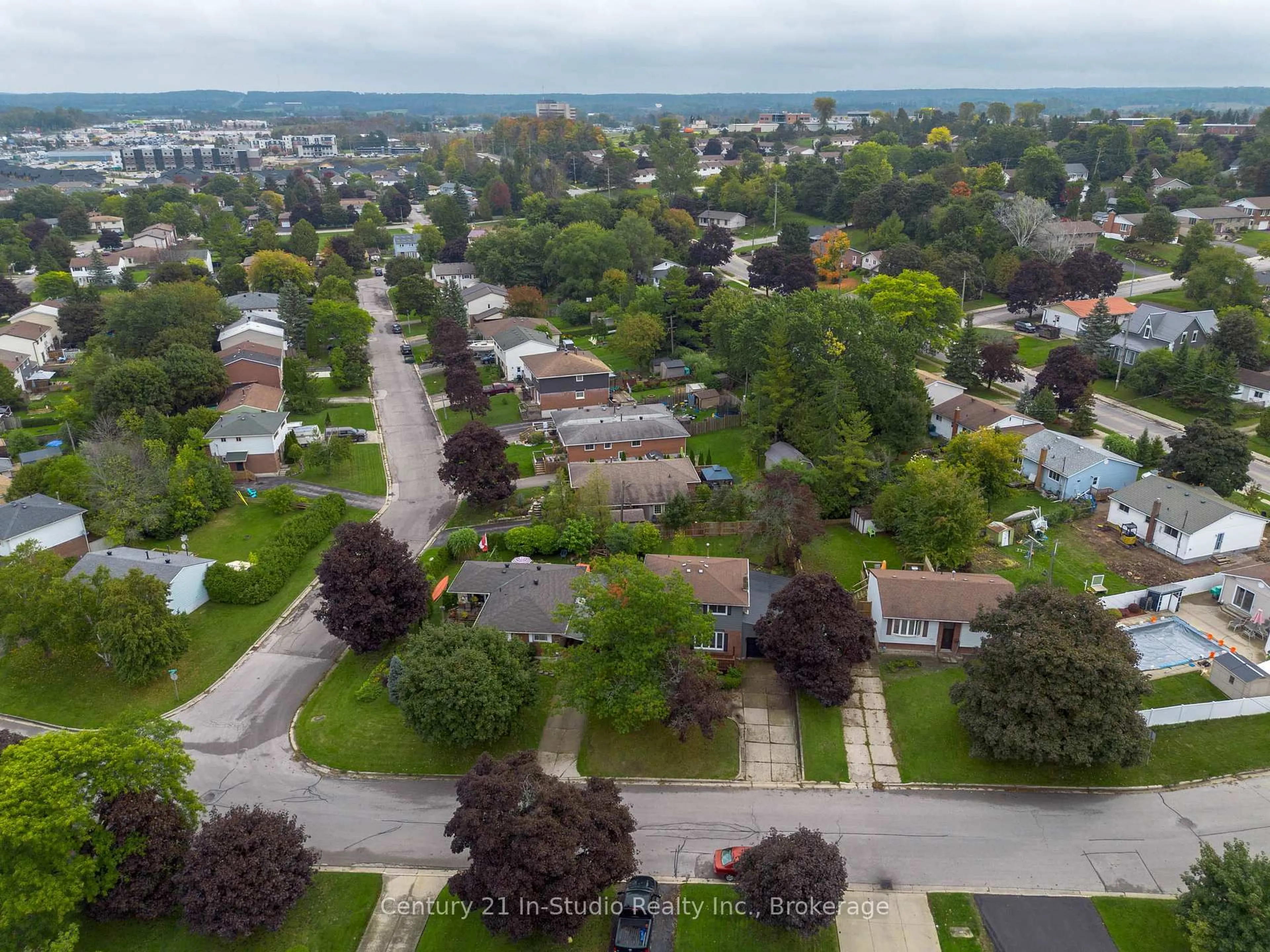 A pic from outside/outdoor area/front of a property/back of a property/a pic from drone, street for 1065 10th Ave, Owen Sound Ontario N4K 3H9