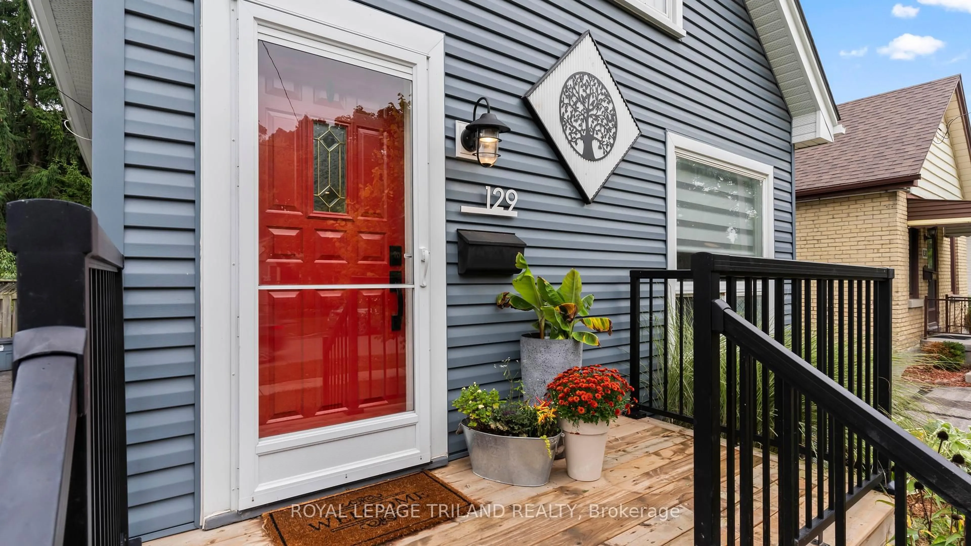 Indoor entryway for 129 Elliott St, London East Ontario N5Y 2E8