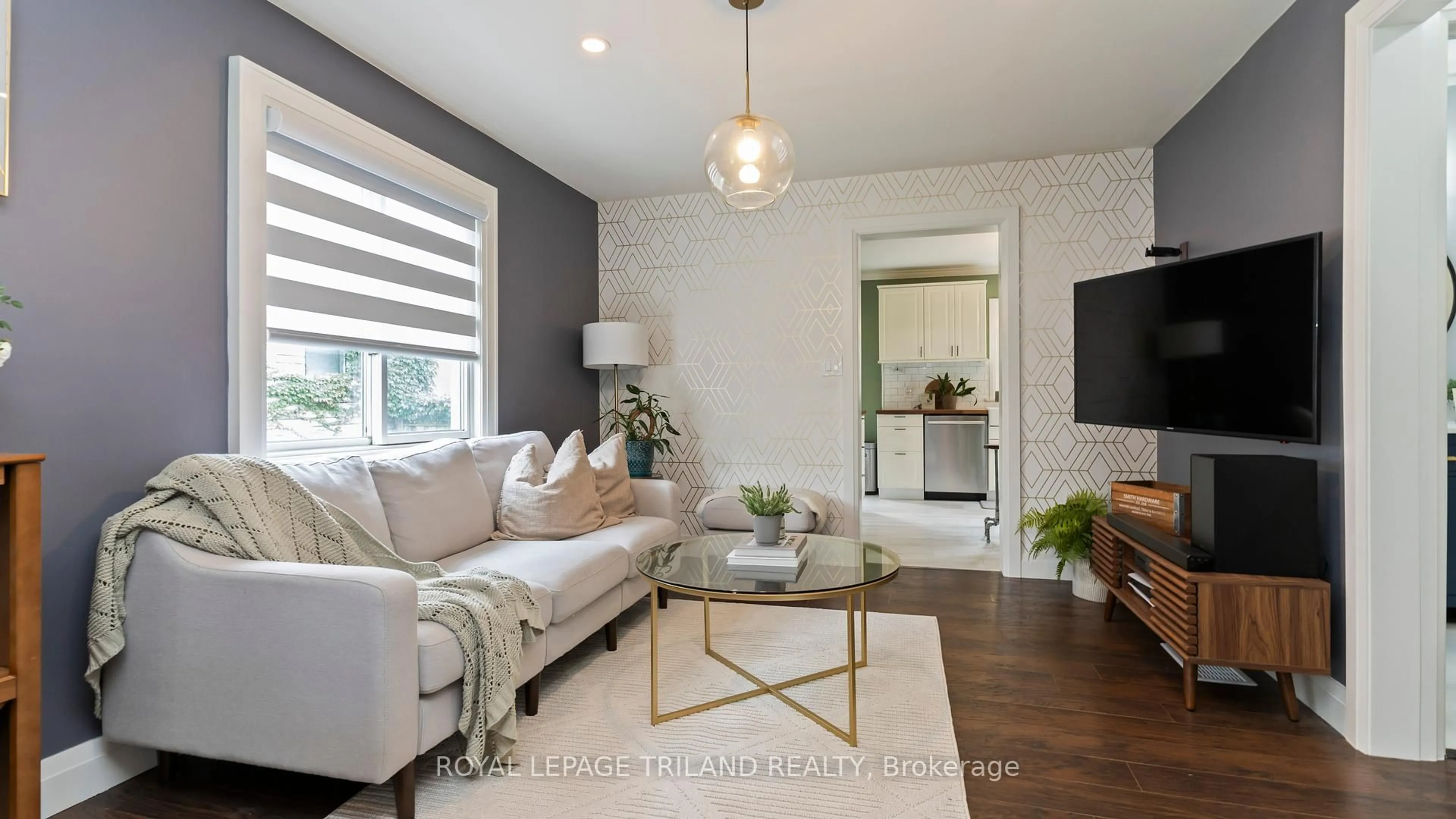Living room with furniture, wood/laminate floor for 129 Elliott St, London East Ontario N5Y 2E8