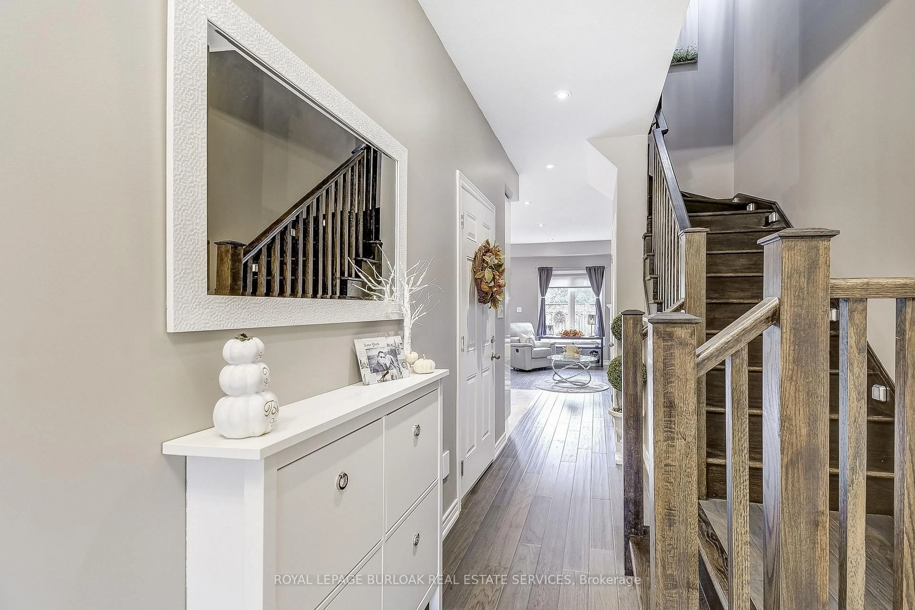 Indoor entryway for 21 Madonna Dr #30, Hamilton Ontario L9B 0H1