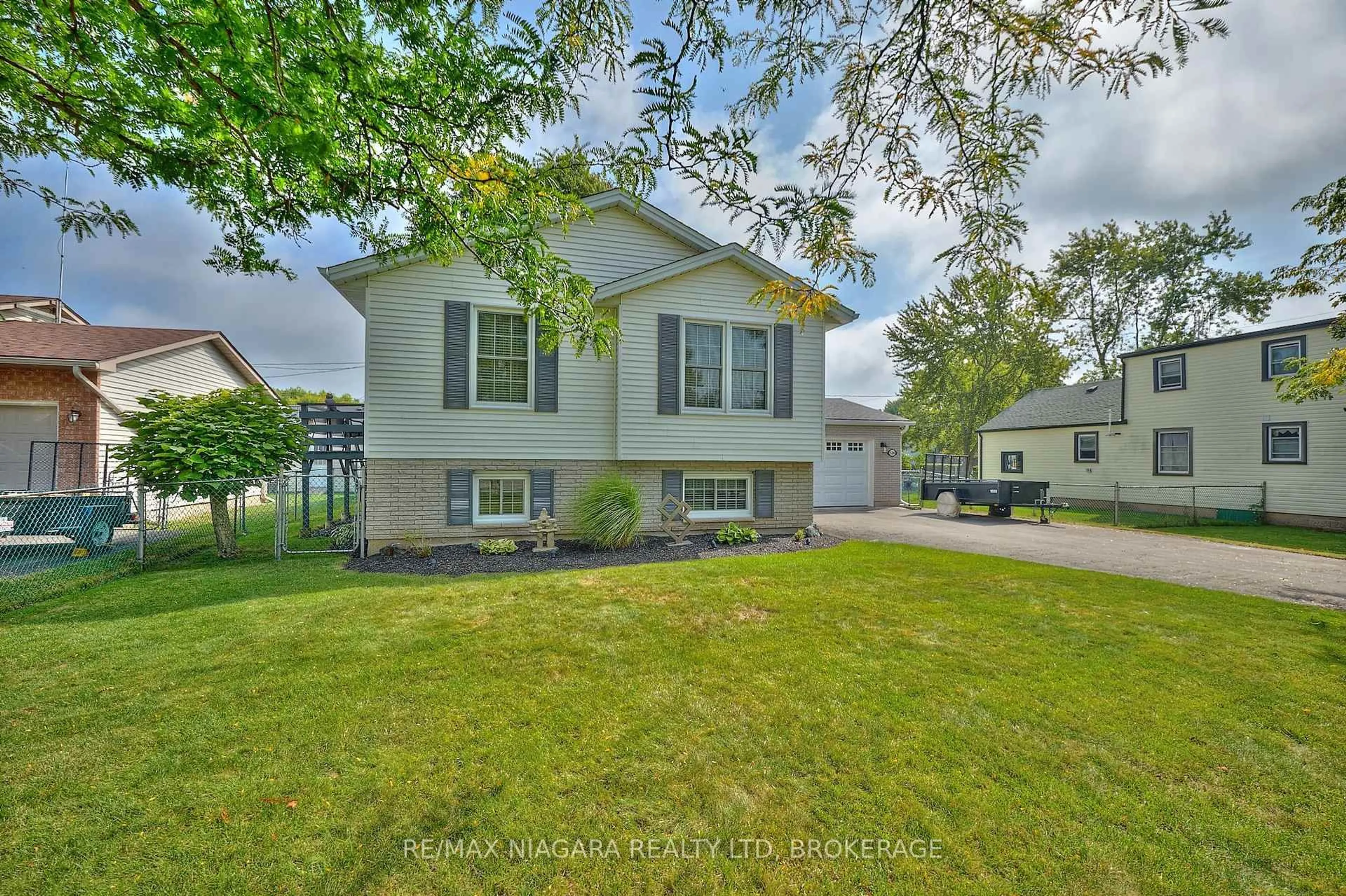 Home with vinyl exterior material, street for 524 Lakeview Rd, Fort Erie Ontario L2A 4W6