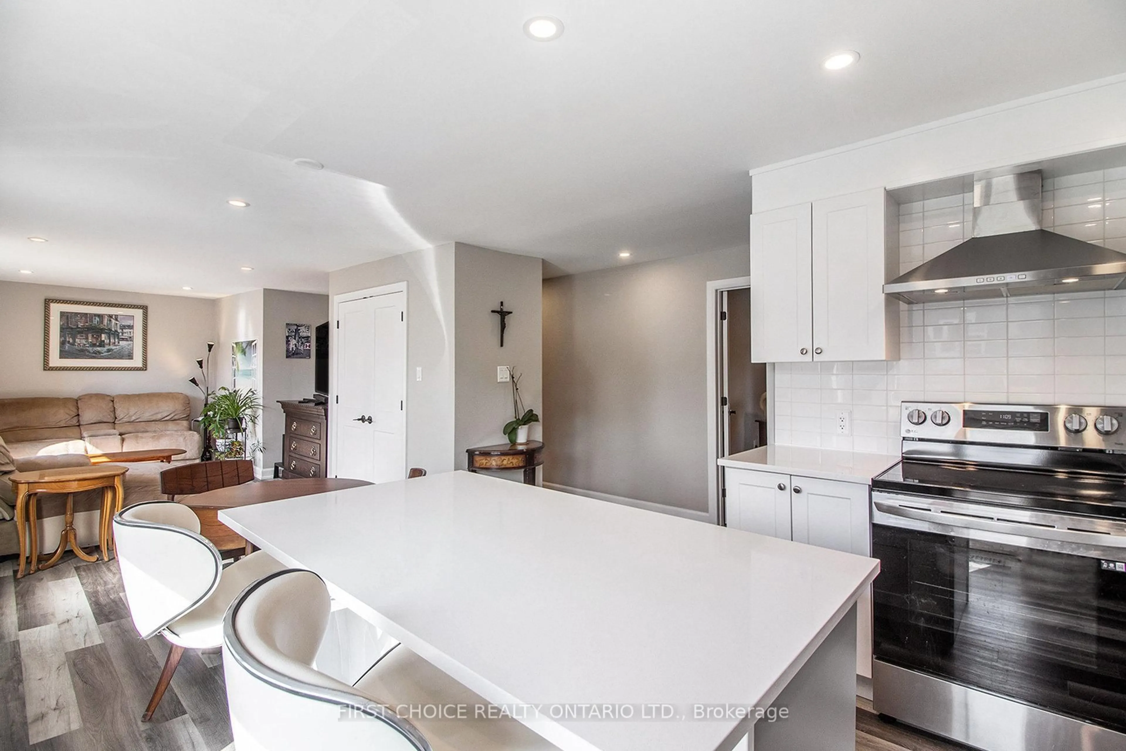 Open concept kitchen, unknown for 802 Chapman St, Clarence-Rockland Ontario K4K 1E6