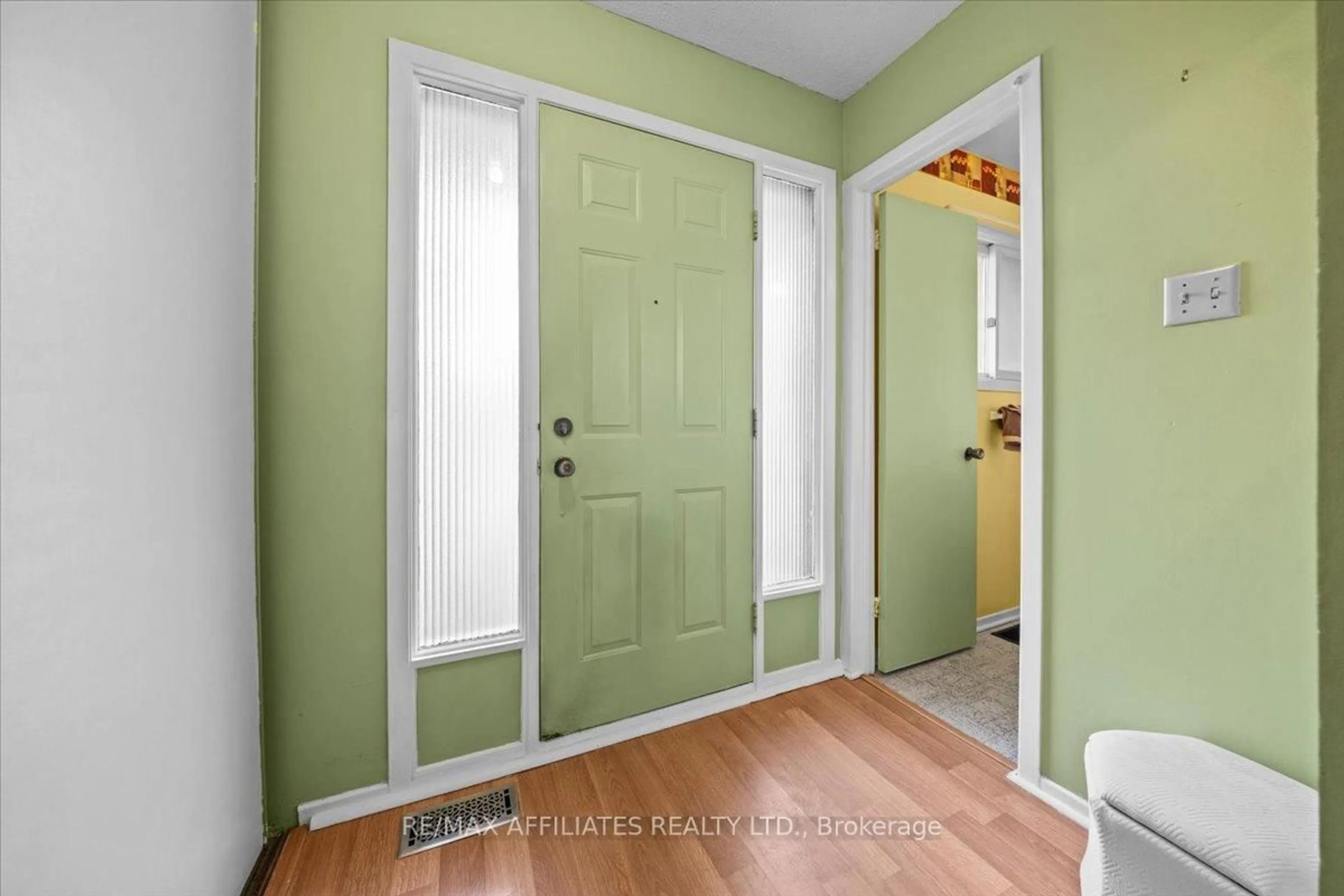 Indoor entryway for 1093 St Lucia Pl, Ottawa Ontario K1C 2G4