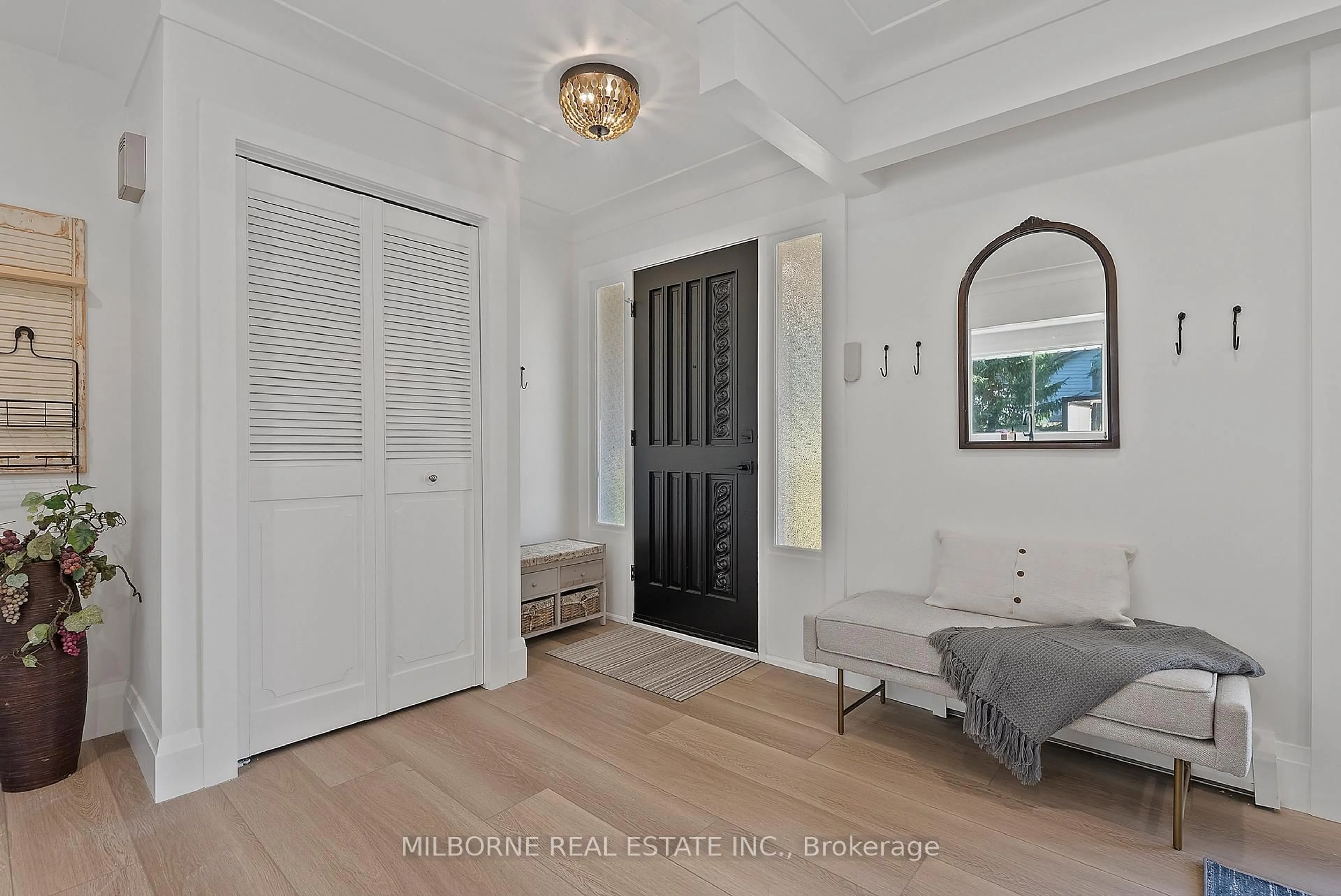 Indoor entryway for 1846 Niagara Stone Rd, Niagara-on-the-Lake Ontario L0S 1J0
