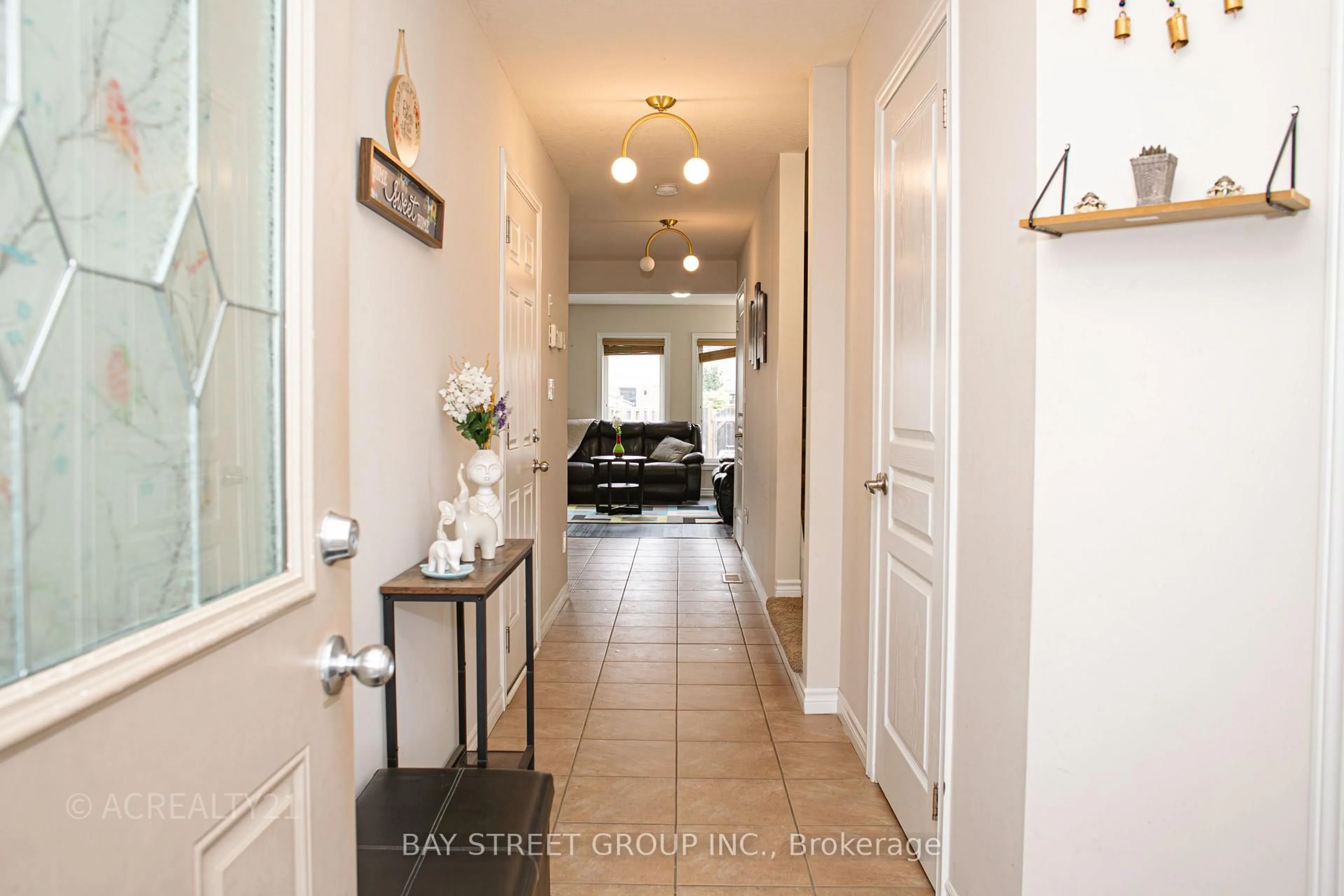 Indoor entryway for 130 Simmonds Dr, Guelph Ontario N1E 7L8