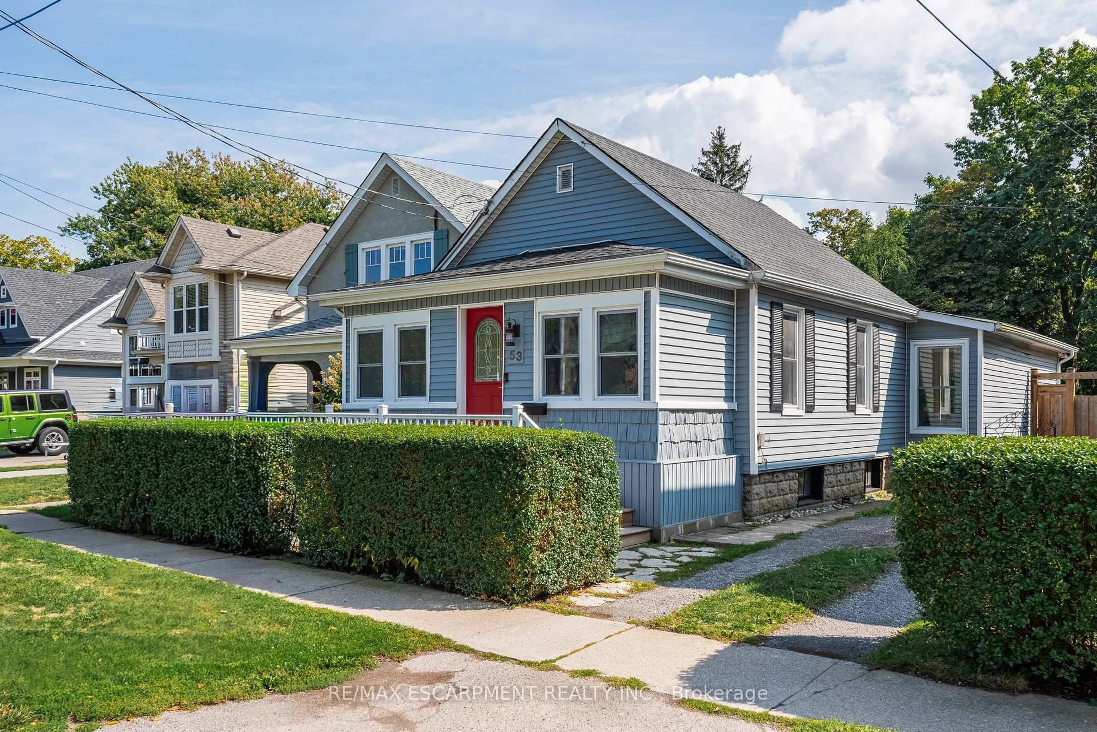 Home with vinyl exterior material, street for 53 Bayview Dr, St. Catharines Ontario L2N 4Y5