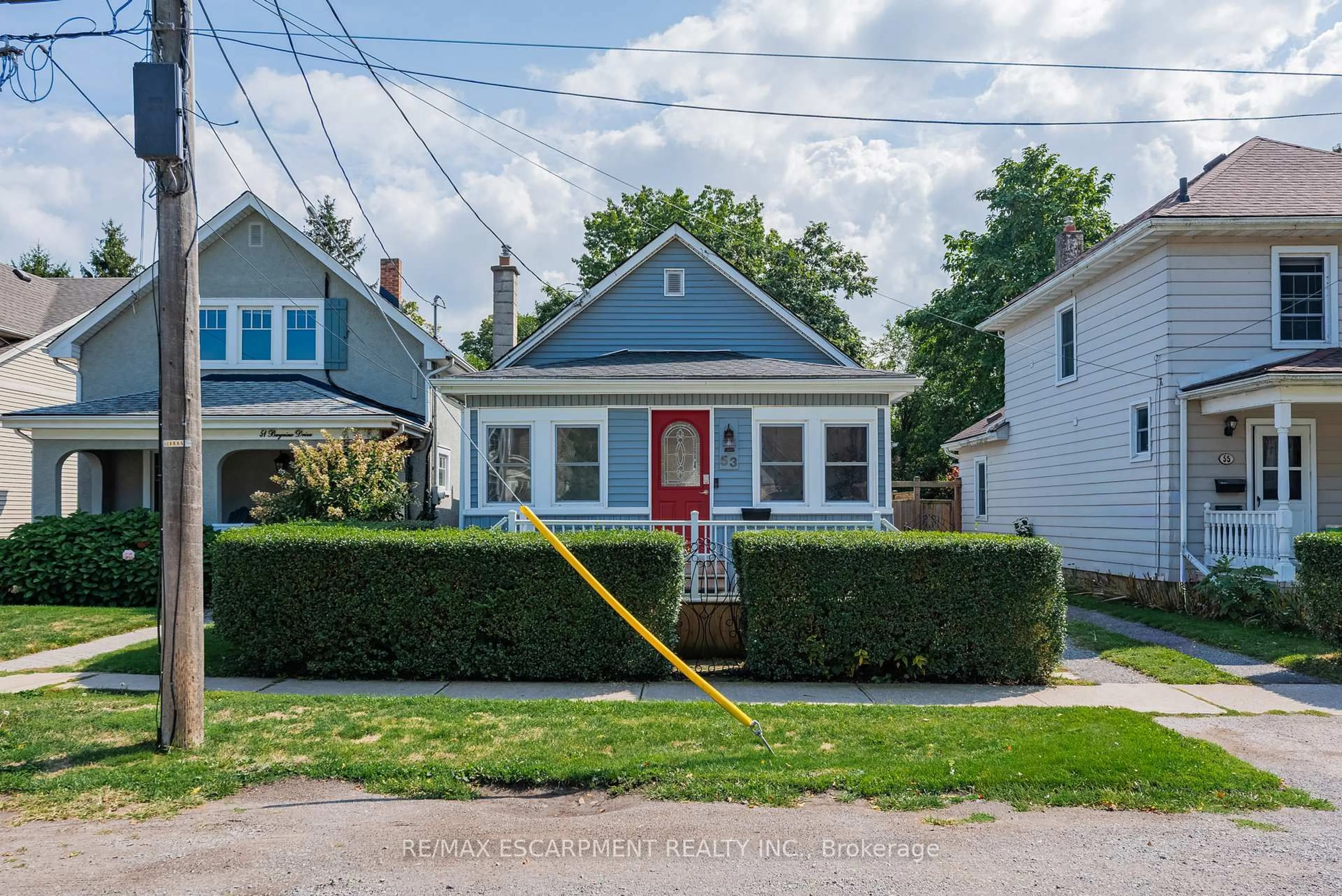 Home with vinyl exterior material, street for 53 Bayview Dr, St. Catharines Ontario L2N 4Y5