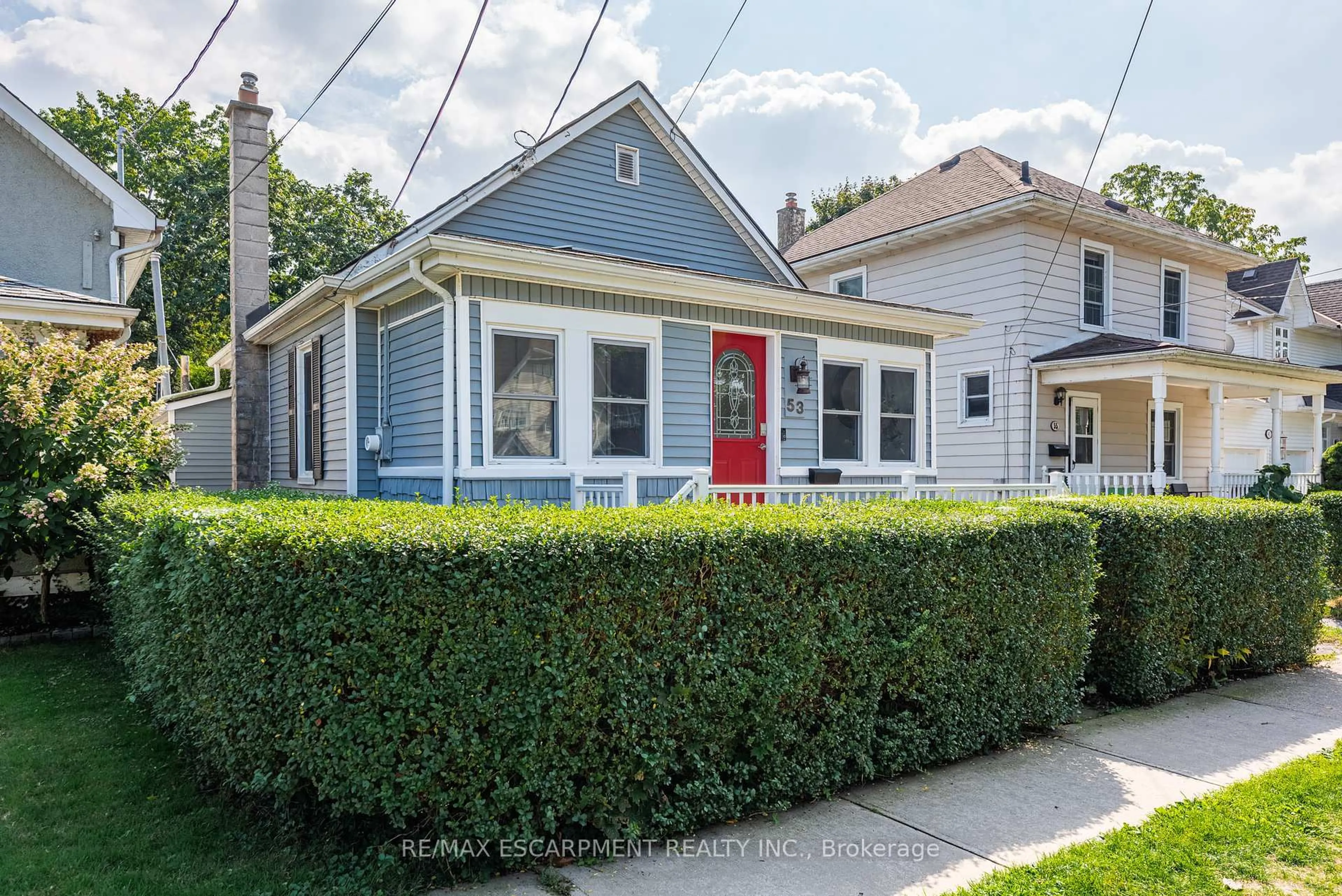 Home with vinyl exterior material, street for 53 Bayview Dr, St. Catharines Ontario L2N 4Y5