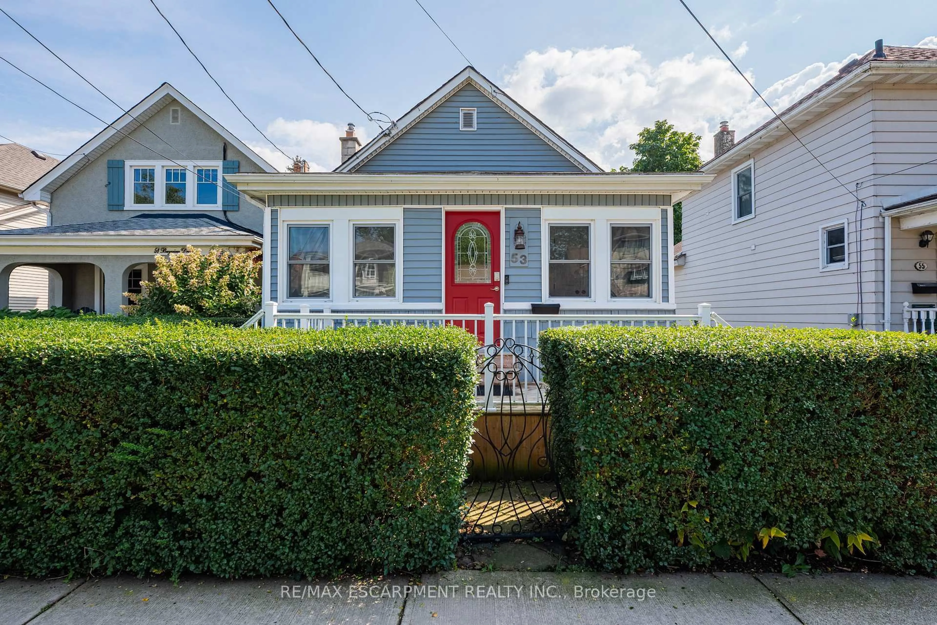 Home with vinyl exterior material, street for 53 Bayview Dr, St. Catharines Ontario L2N 4Y5